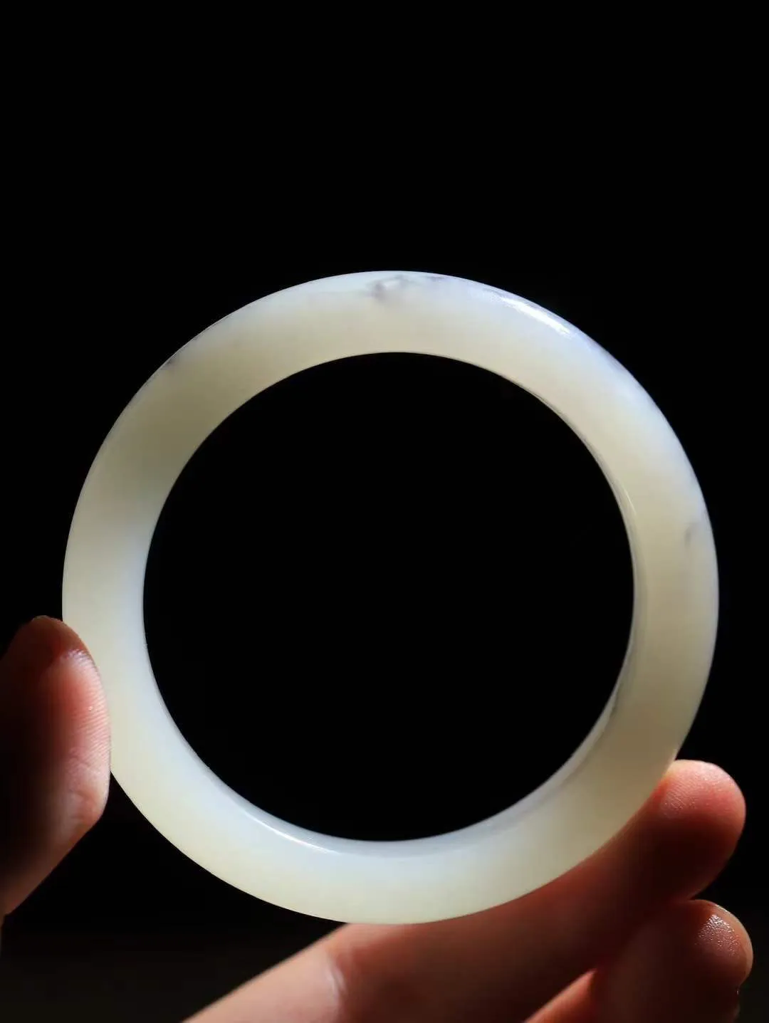 （一见钟情.手镯）

精品和田玉手镯，玉质温和莹润，精光内蕴，手感舒适。整器简约，打磨光洁，让人爱不释手，料美艺精，萦绕于手，尽显高贵之姿。重46.2克 内径52.5mm尺寸11.5-8.5mm   FDA-10110673