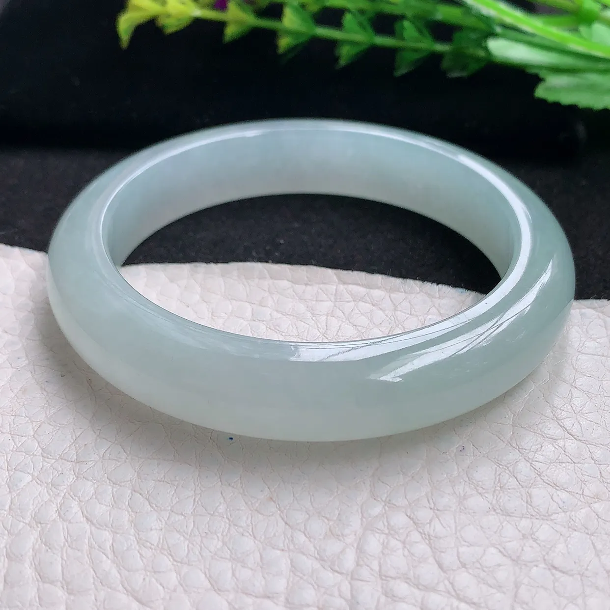 r自然光56*12*8.6平安镯 天然缅甸翡翠a货冰纯起光宽边玉手镯 玉手环