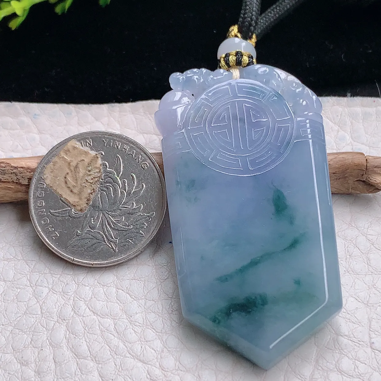 yl自然光56.6*31*6.2特色随形天然缅甸翡翠a货怀古雕平安无事牌玉吊坠