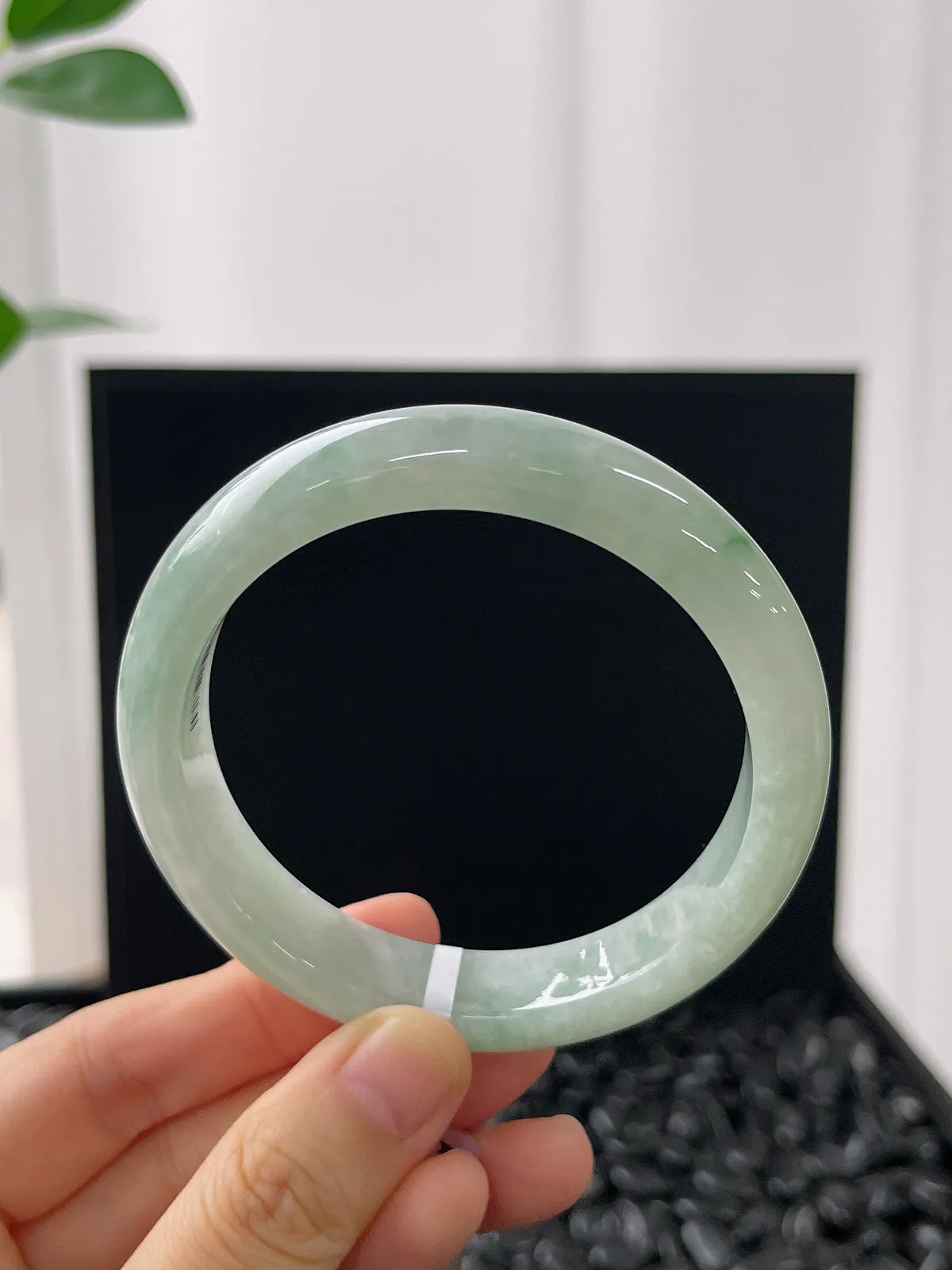 正圈56.8圈口，翡翠糯化种浅绿色手镯