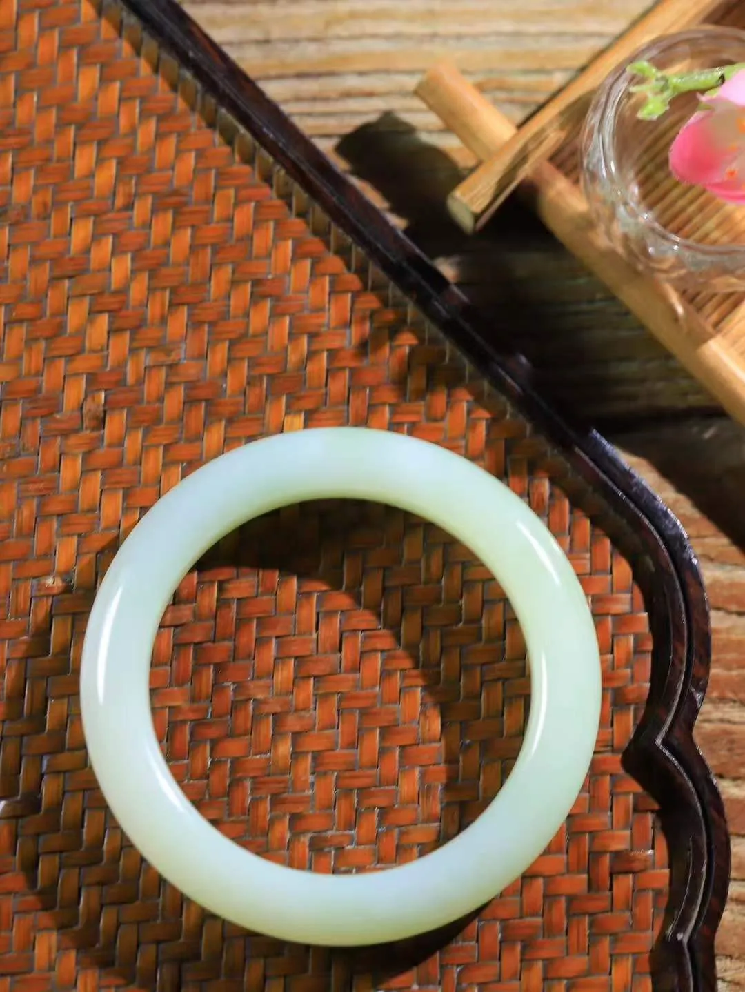 【花样年华·手镯】

精品️和田玉手镯，质地油润细腻，色泽高贵典雅，镯型古朴典雅。在诗情画意的雨巷相遇，你是我腕间的一抹风情，有你眸有深情，清风荡漾湖间静水，我愿俯身低眉，在烟波涟漪处，寻你深情倩影。重56克  尺寸54.5-11.5-9.8mm   75110654A