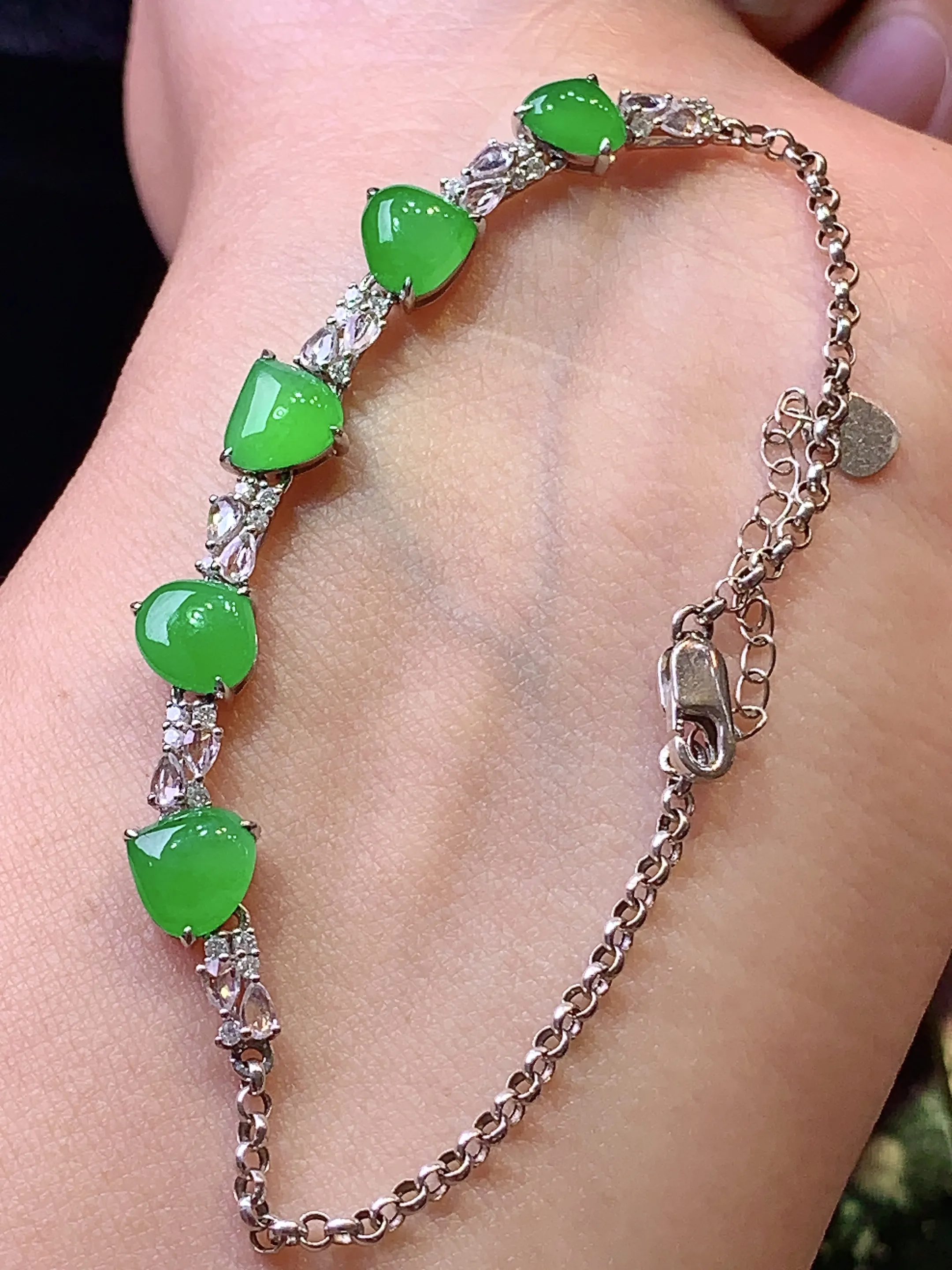 18k金钻镶嵌满绿心形手链 玉质细腻 色泽艳丽 整体尺寸66*7.3*4