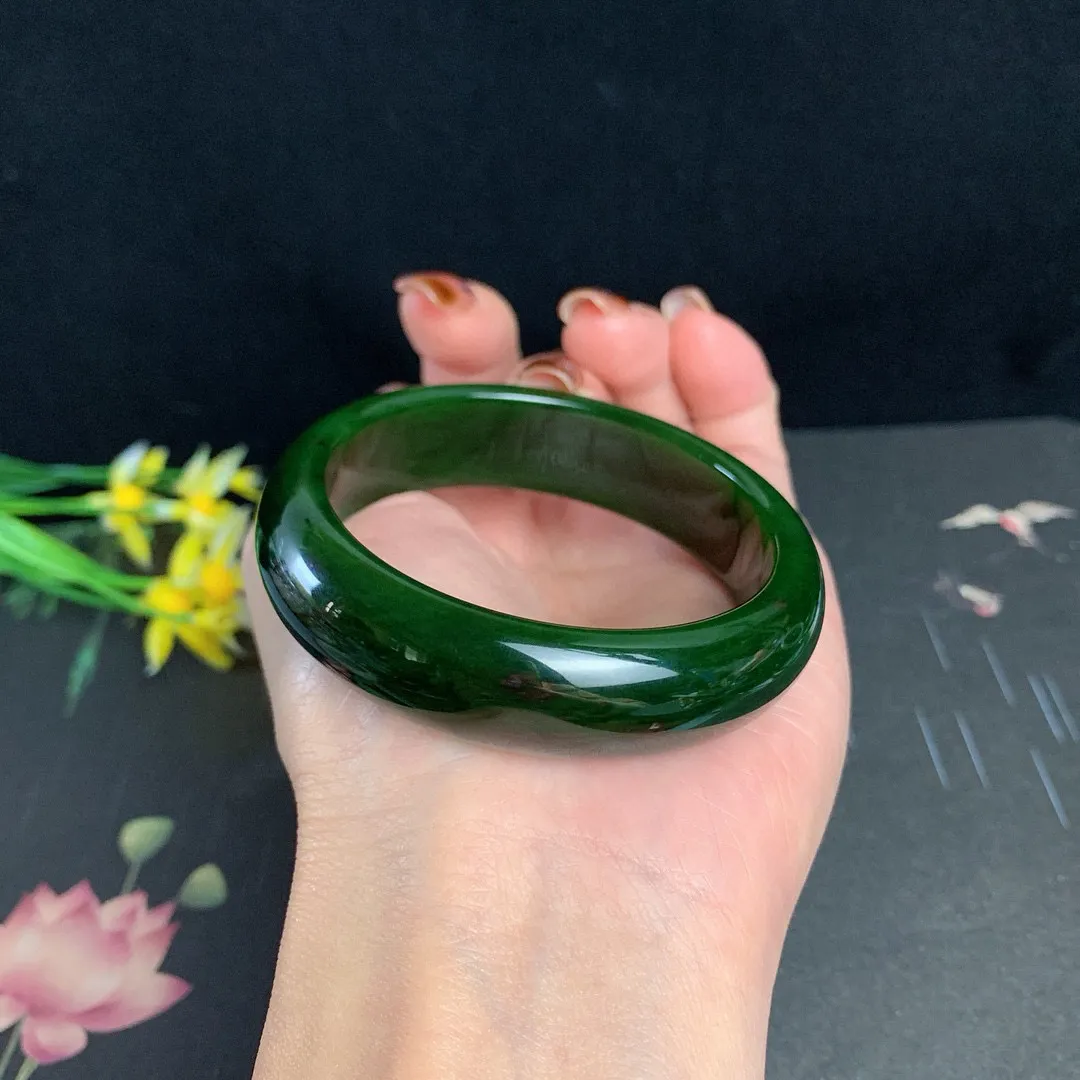 和田玉53.8圈口菠菜绿碧玉手镯！圈口53.8宽15.8重54.5克，玉质细腻油润 底色纯净 无纹裂 脂粉好，品质高
