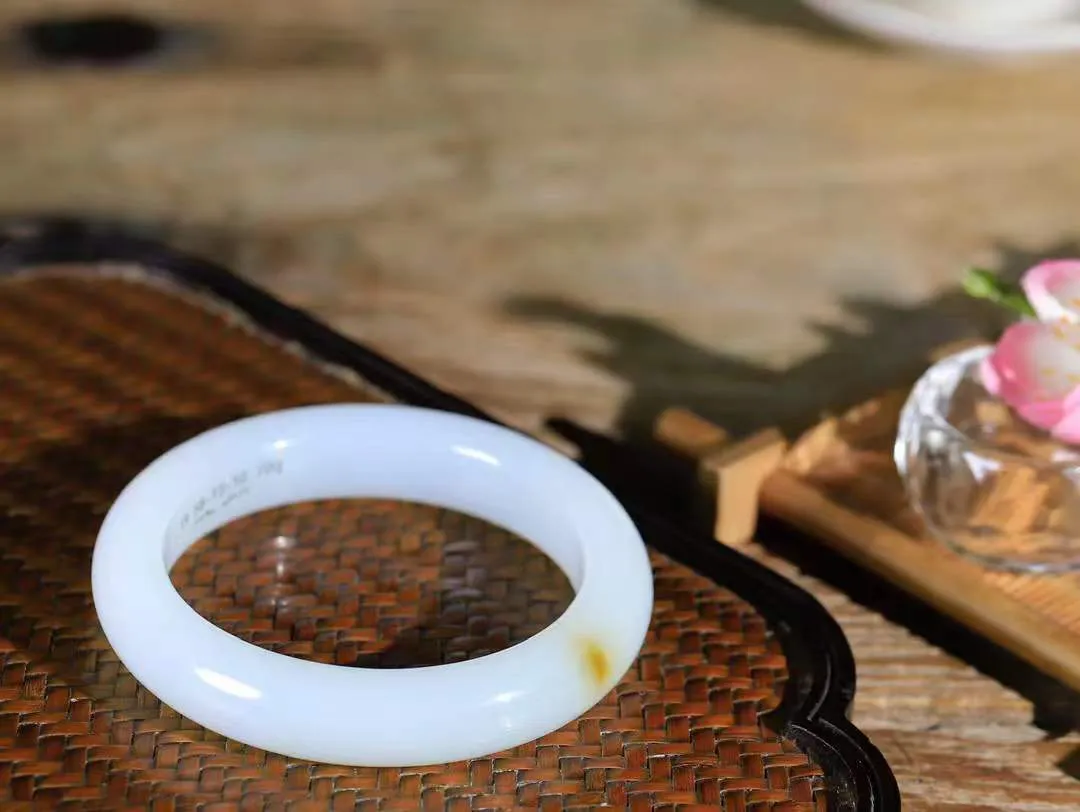 【暖玉生香·手镯】

收藏级臻品️️和田玉糖白玉手镯，质地油润细腻，色泽高贵典雅，镯型古朴典雅。在