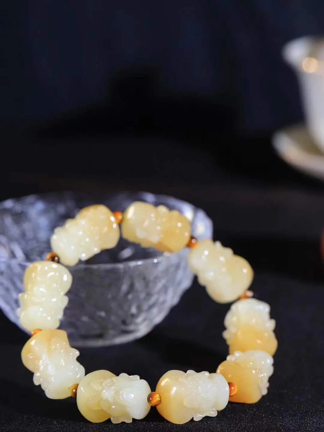 【十八罗汉.手串】

精品和田玉糖白玉罗汉手串，玉质温润细腻 油性十足 精工雕琢 整器雕工精细，刻画生动传神，纹路曲线流畅而富于变化，细致精密，即体现磅礴之势，又萦绕着佛家罗汉之佛禅之像。寓意天海无恙，国泰民安。重68.7克  尺寸22.5-16.5-17.2mm  FDL-781023055