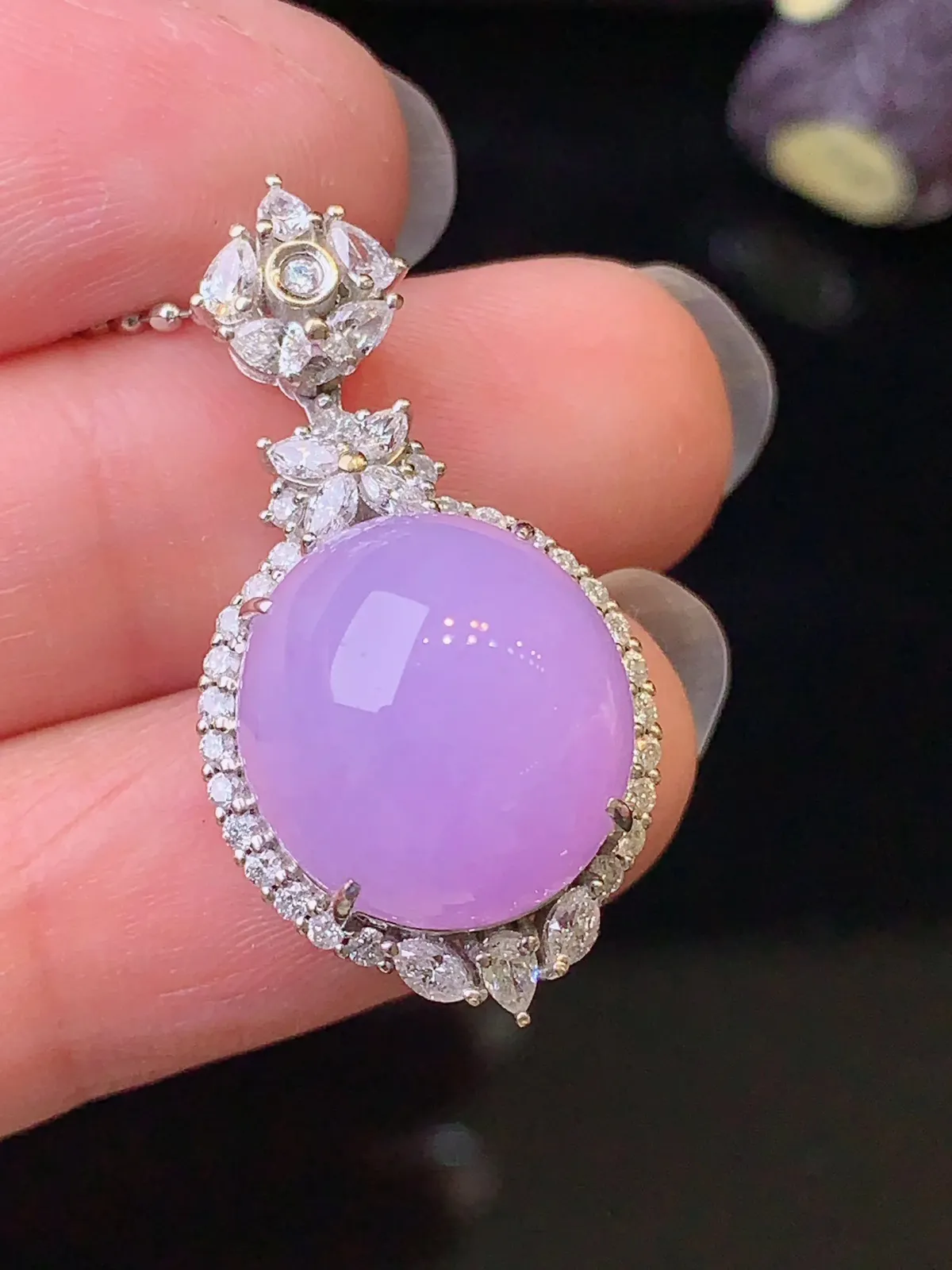 18k金钻镶嵌紫罗兰蛋面吊坠 玉质细腻 色泽艳丽清新 整体尺寸30*15.3*11.5