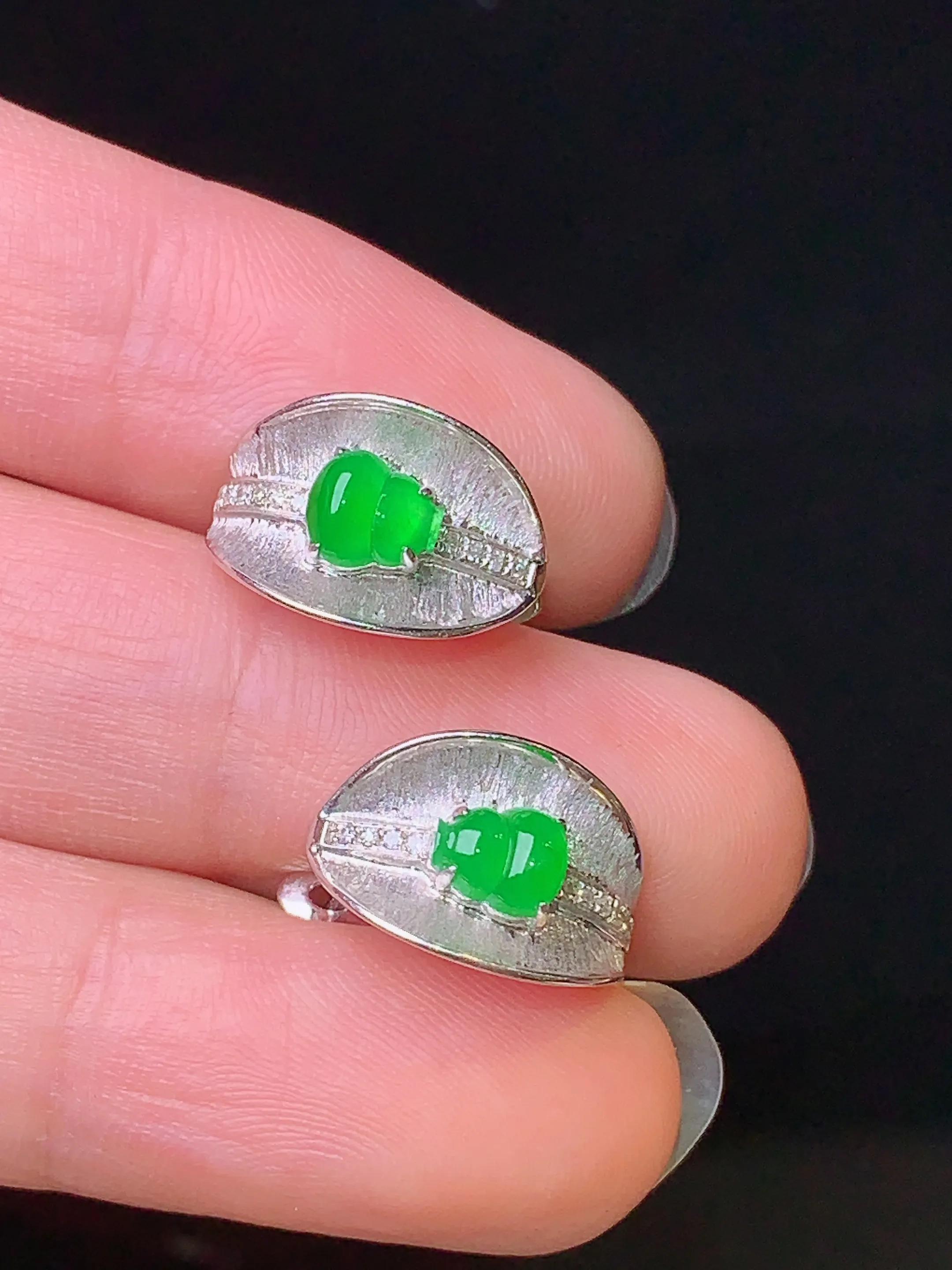 18k金钻镶嵌翠绿葫芦耳钉 玉质细腻 色泽艳丽 裸石尺寸5*4.3*2