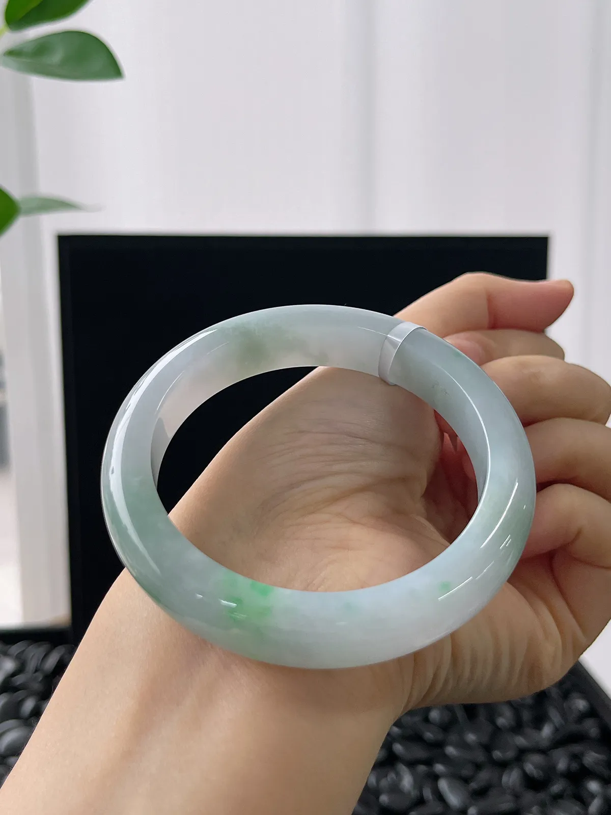 正圈56.7圈口，翡翠糯化种飘绿手镯