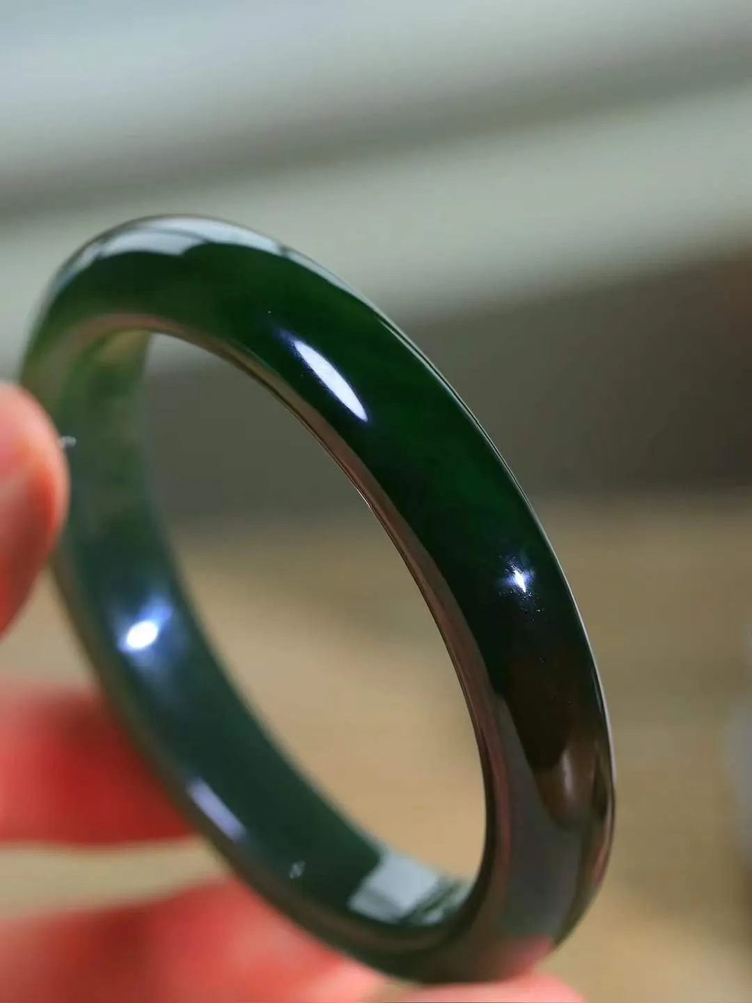 【悠悠芳华.镯】

精品和田玉碧玉手镯 玉质温润 青葱岁月，尽收腕中，婉转流畅，凝岁月悠长。盈一眸恬淡，挽一抹绿意。重51.7克 内径57.5mm尺寸11.6-8.2mm   86110651A