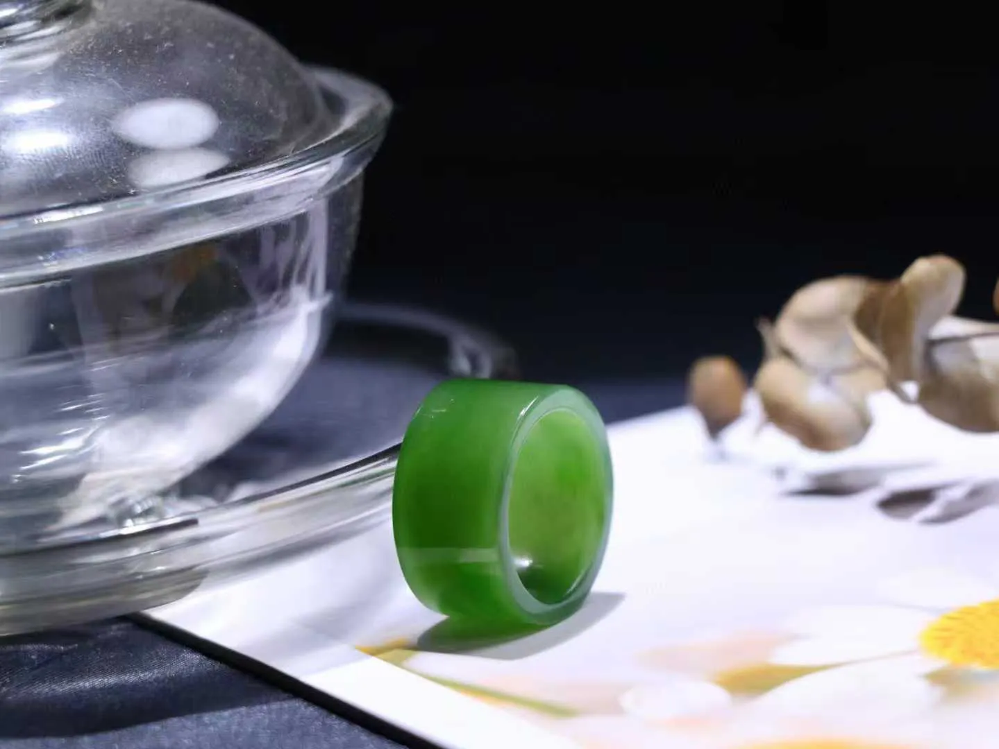 （古韵.扳指）

精品和田玉碧玉扳指 指环 戒圈。七号矿老料 纯正菠菜绿，直切工艺，款式精美，玉质细腻温润，油润感十足， 整器古韵生辉。优雅高贵。运筹帷幄于掌中，决胜于千里之外。

重7.5克   圈口20mm 尺寸12.5-2.8mm FS8242041278O