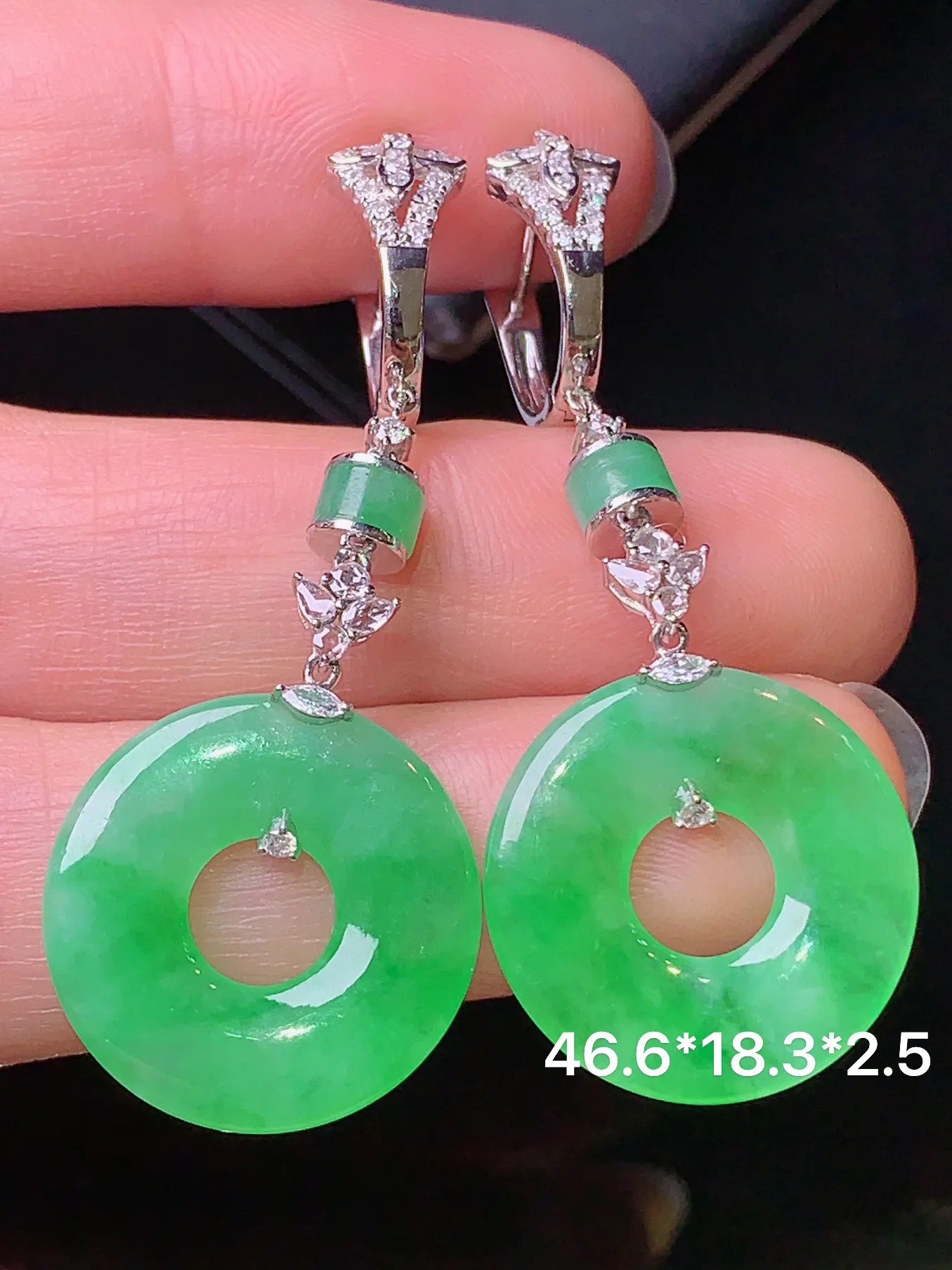 18k金钻镶嵌翠绿平安环耳坠 玉质细腻 色泽艳丽 整体尺寸46.6*18.3*2.5