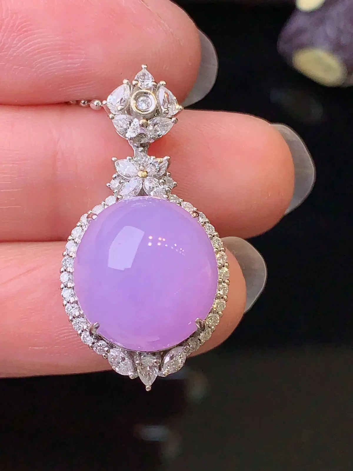 18k金钻镶嵌紫罗兰蛋面吊坠 玉质细腻 色泽艳丽清新 整体尺寸30*15.3*11.5