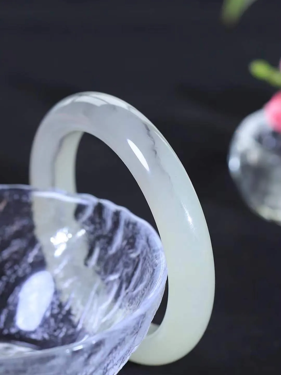 （一见钟情.手镯）

精品和田玉手镯，玉质温和莹润，精光内蕴，手感舒适。整器简约，打磨光洁，让人爱不释手，料美艺精，萦绕于手，尽显高贵之姿。重46.2克 内径52.5mm尺寸11.5-8.5mm   FDA-10110673