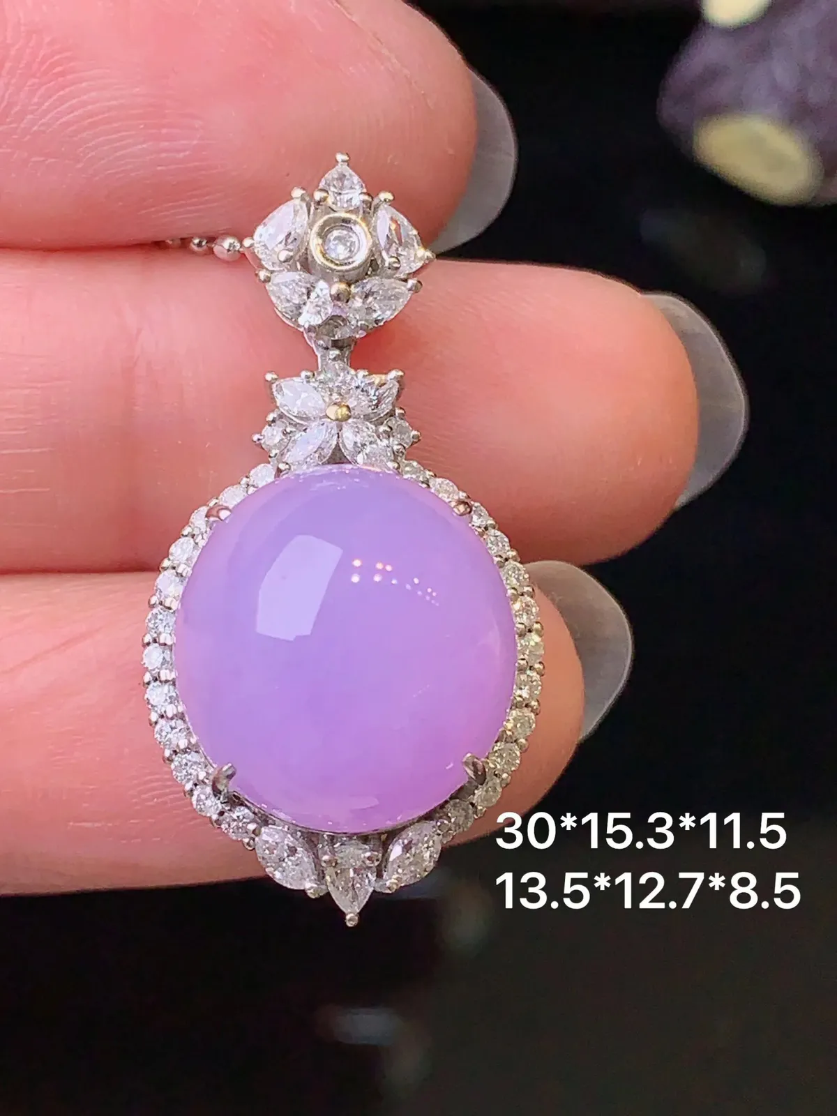 18k金钻镶嵌紫罗兰蛋面吊坠 玉质细腻 色泽艳丽清新 整体尺寸30*15.3*11.5