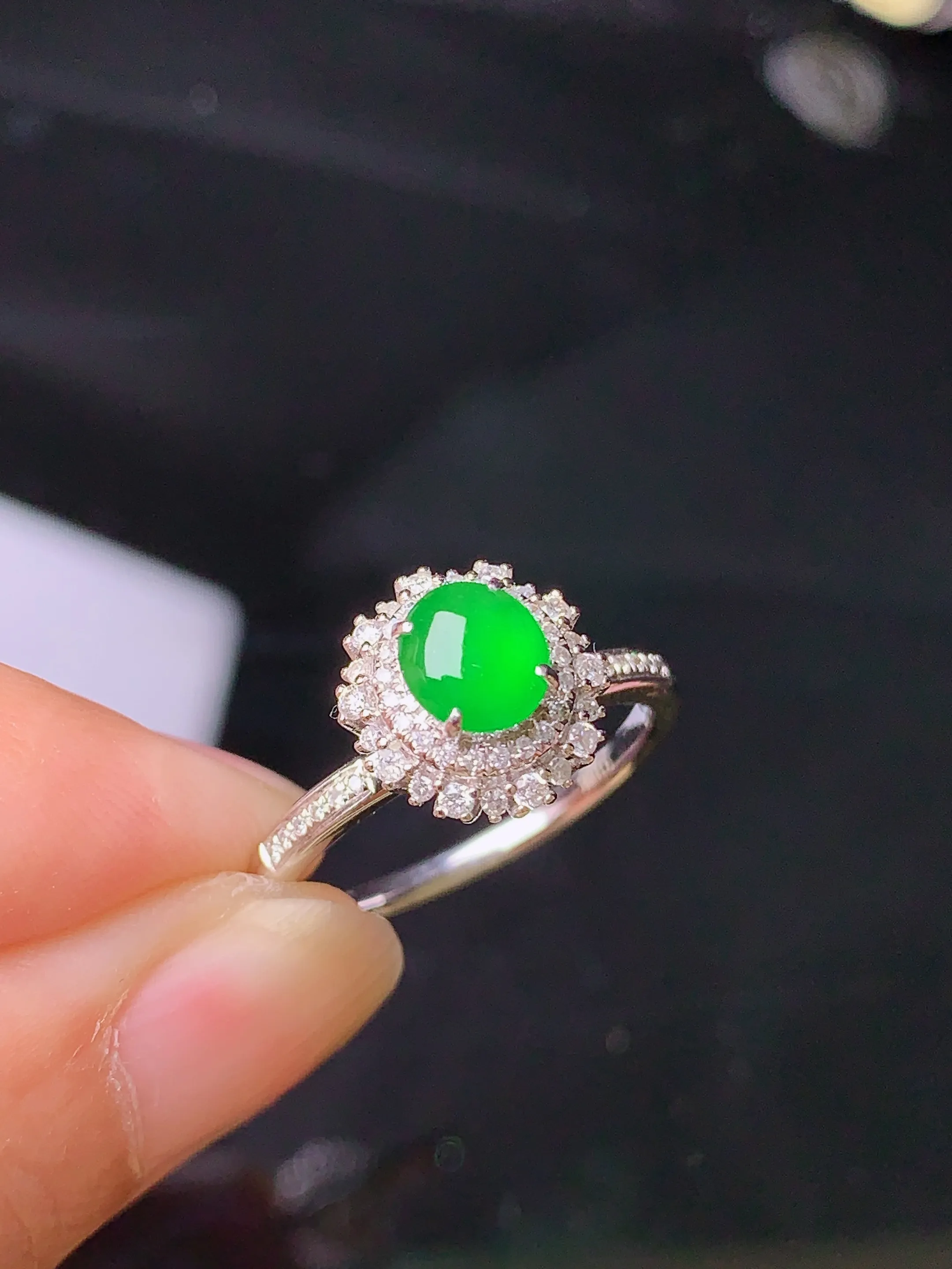 18k金钻镶嵌满绿蛋面戒指 玉质细腻 色泽清新艳丽 圈口14 整体尺寸10.5*10*9.5