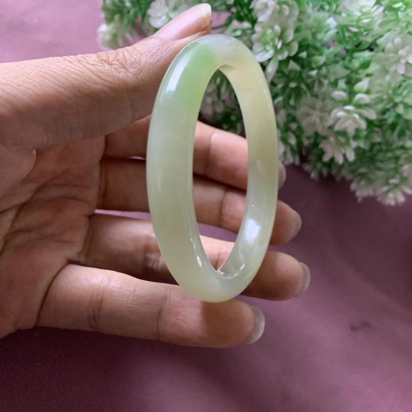 和田玉55圈口翠青手镯，玉质细腻油润 底色纯净，脂粉好，品质高