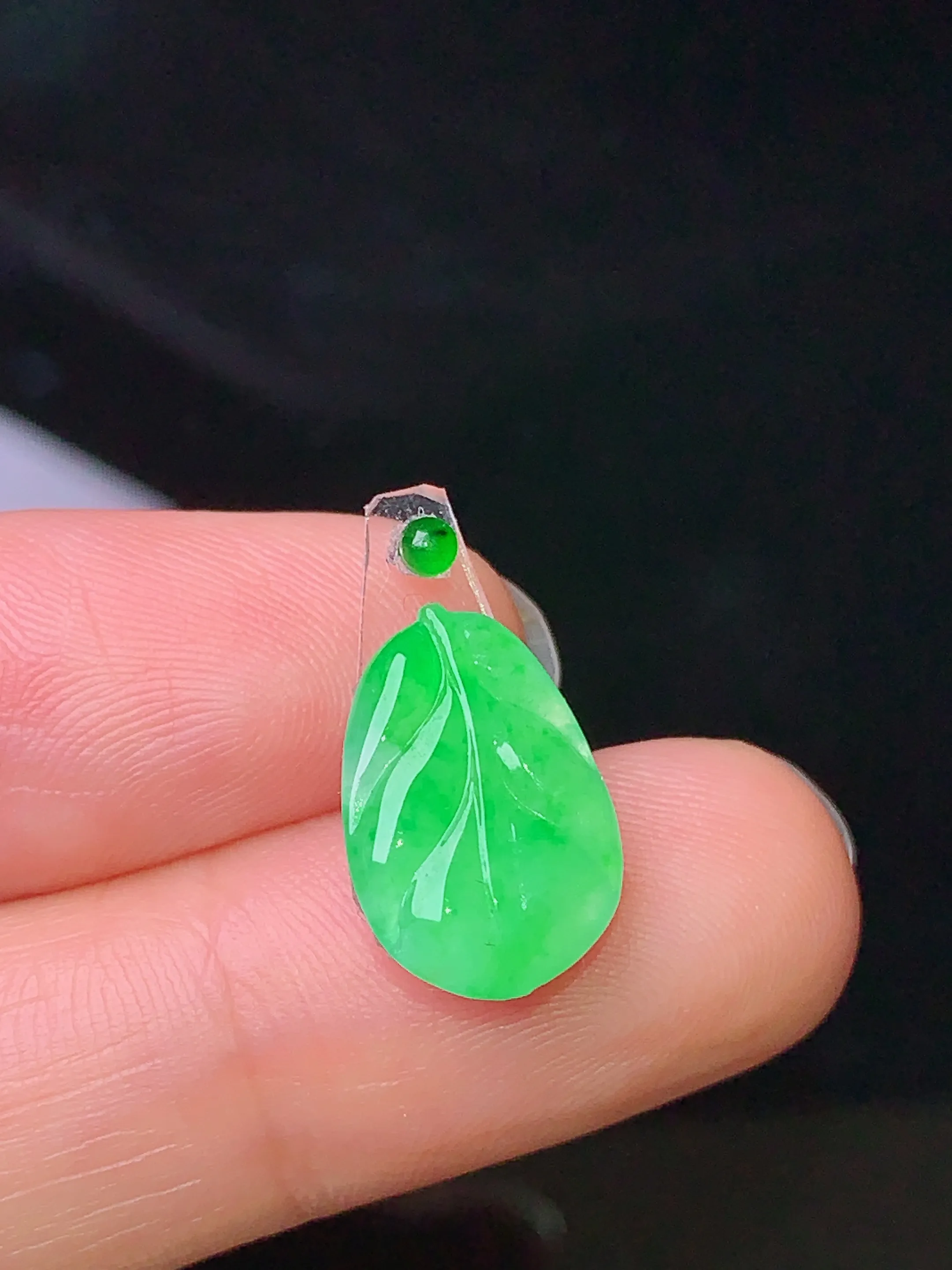 镶嵌款 翠绿树叶 玉质细腻 色泽艳丽 整体尺寸14.4*9.8*2