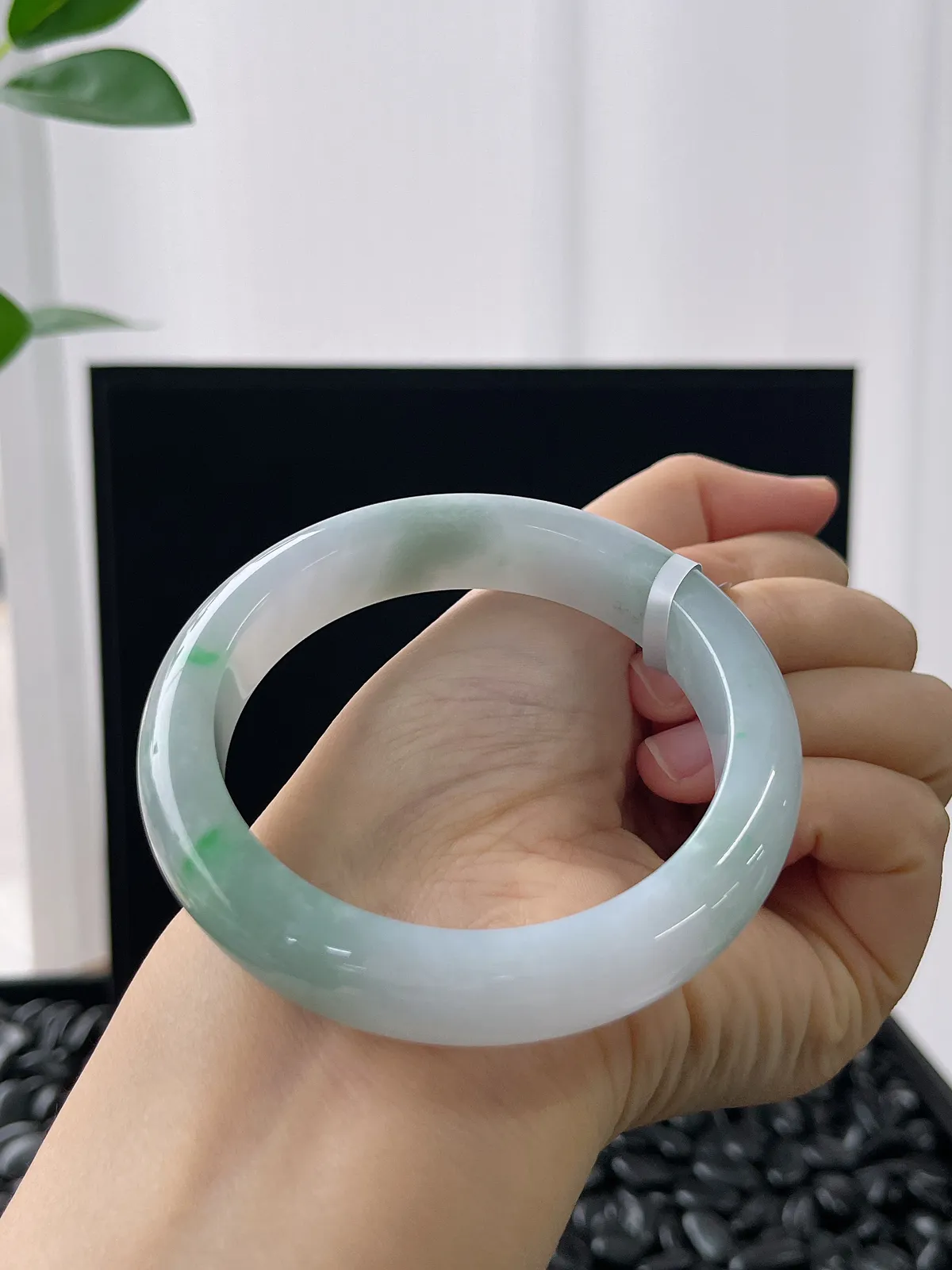 正圈56.7圈口，翡翠糯化种飘绿手镯