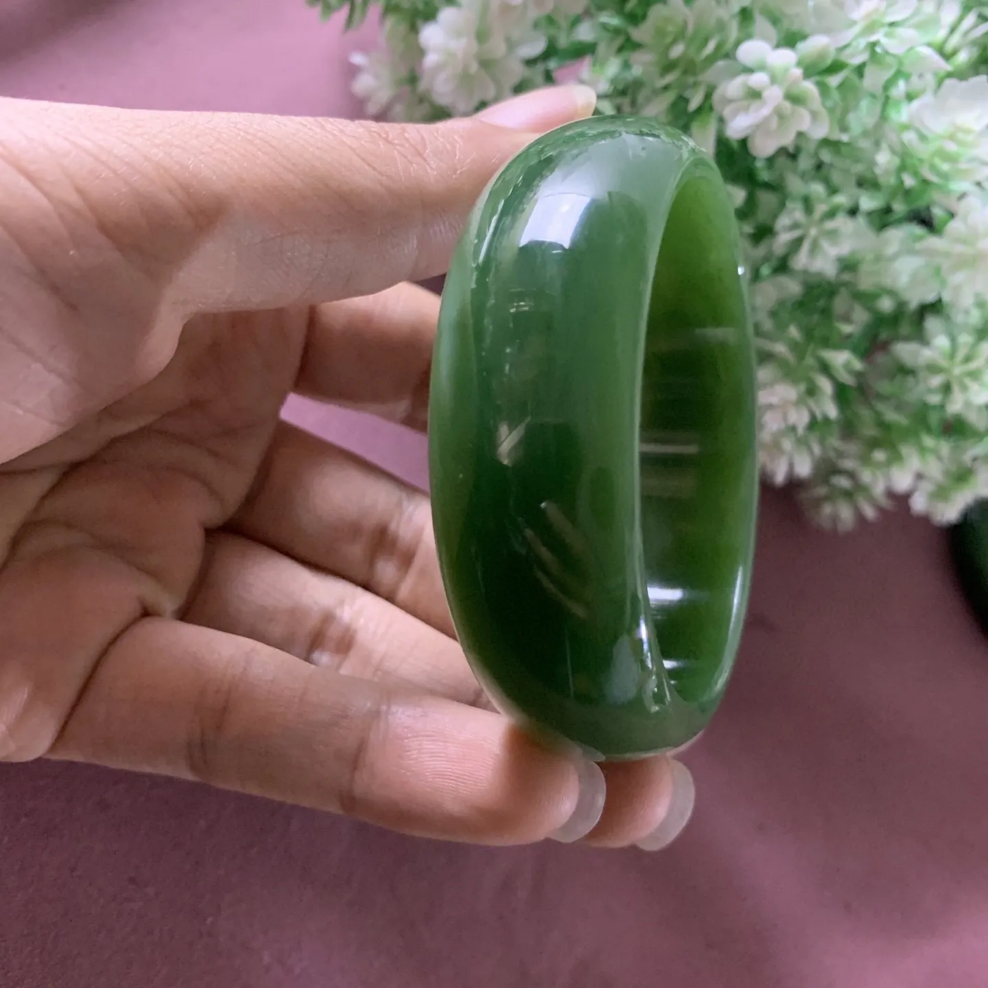 珍藏品，和田玉碧玉58.5圈口阳绿色宽版手镯，玉质细腻油润，密度紧凑，琢型圆润，高脂粉，品相大，佩戴端庄典雅