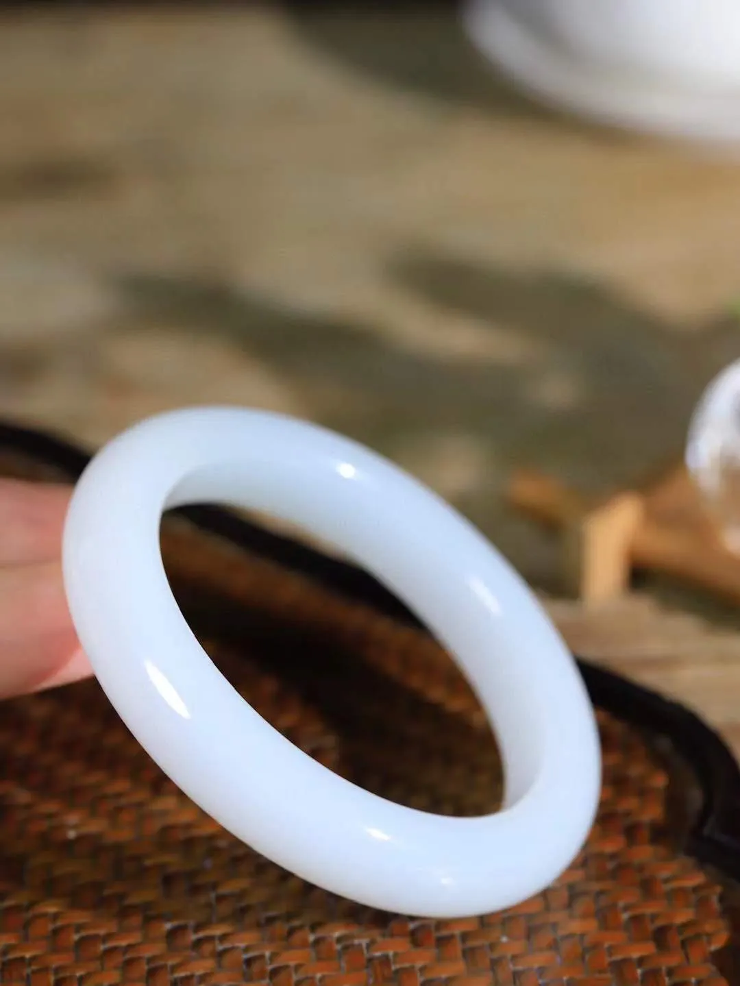 33666（一见倾心.手镯）

收藏级臻品️和田玉糖白玉手镯，玉质温润细腻 油性十足 手感舒适，高华雅逸，线条流畅，简约大气，美自天成，素雅高贵。佩戴于腕间，婉约之美，举手投足间透出那低调奢华。重74克  尺寸59-13.5-10.3mm FDA79110626