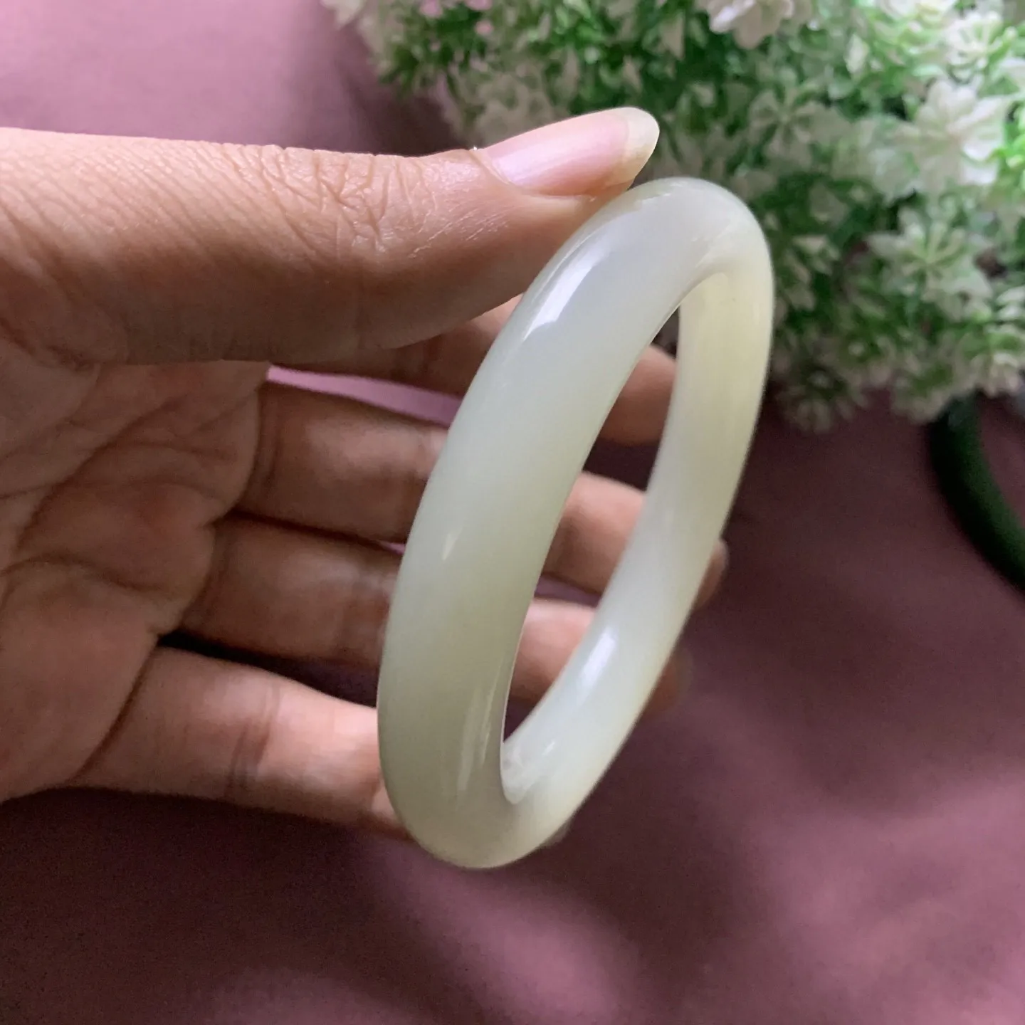 和田玉58.3圈口晴水色手镯，玉质细腻油润，密度紧凑，琢型圆润，高脂粉，品相大，佩戴端庄典雅