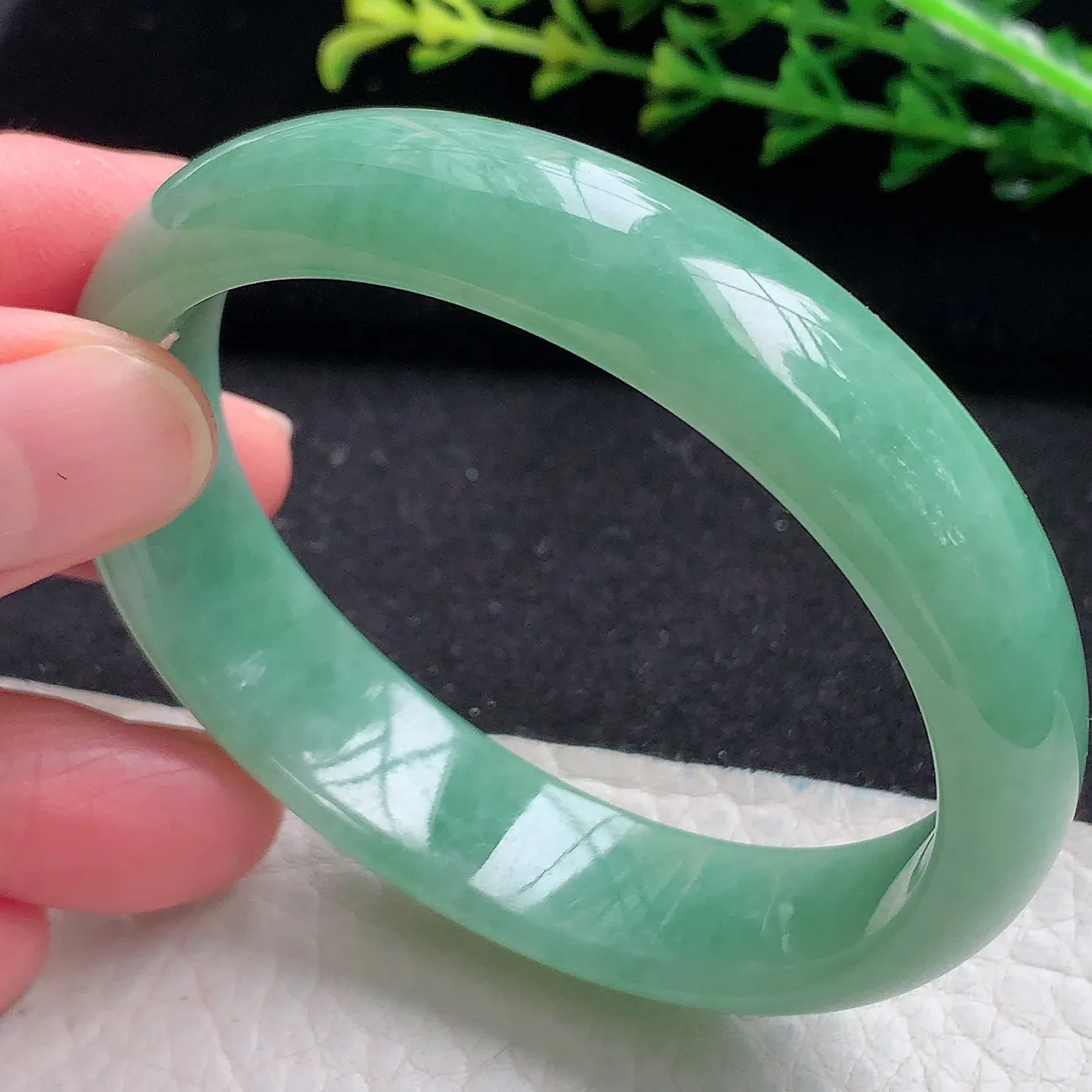 n自然光55*49*14*6.8贵妃镯 天然翡翠a货满绿高雅蛋形宽边玉手镯 玉手环
