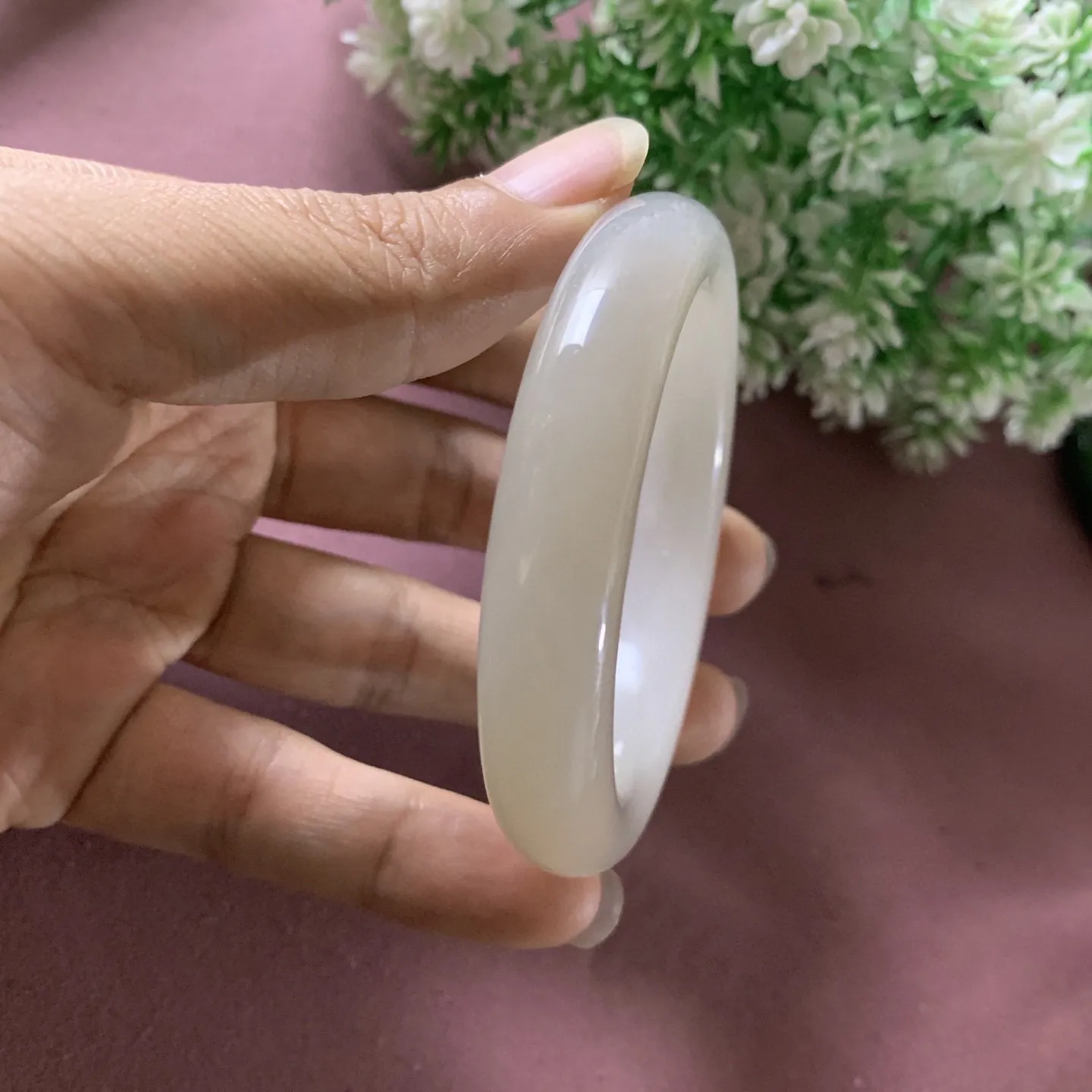 和田玉54.3圈口藕粉色手镯，精品白加藕粉，玉质细腻油润，密度紧凑，琢型圆润，高脂粉，品相大，佩戴端