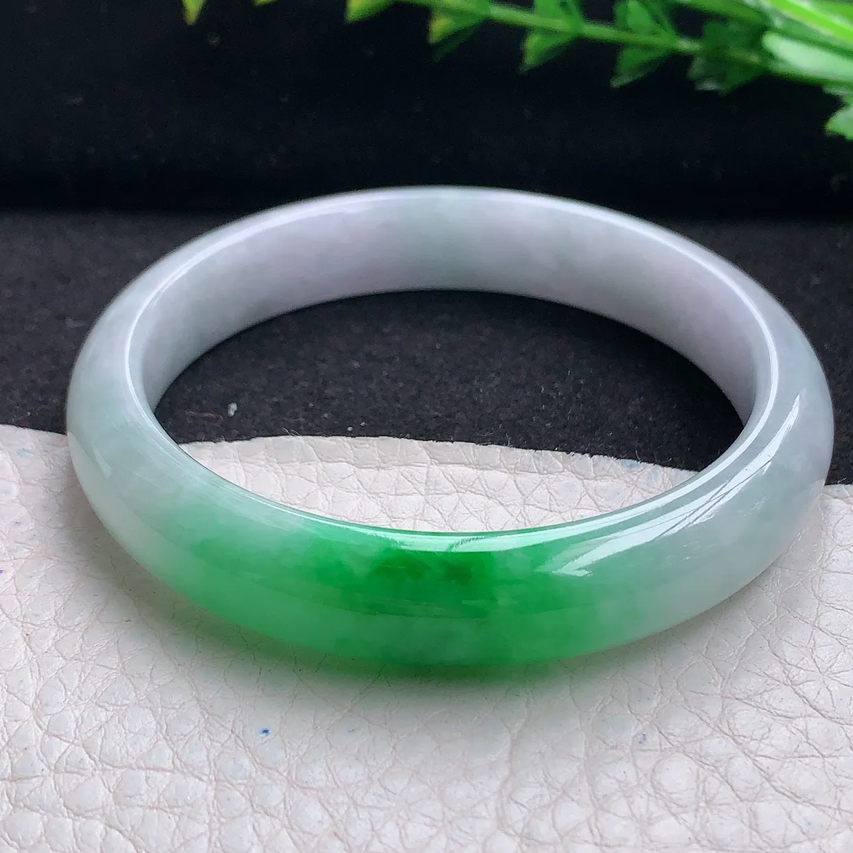n自然光53.5*11*7平安镯 天然翡翠a货飘阳绿清秀宽边玉手镯 玉手环
