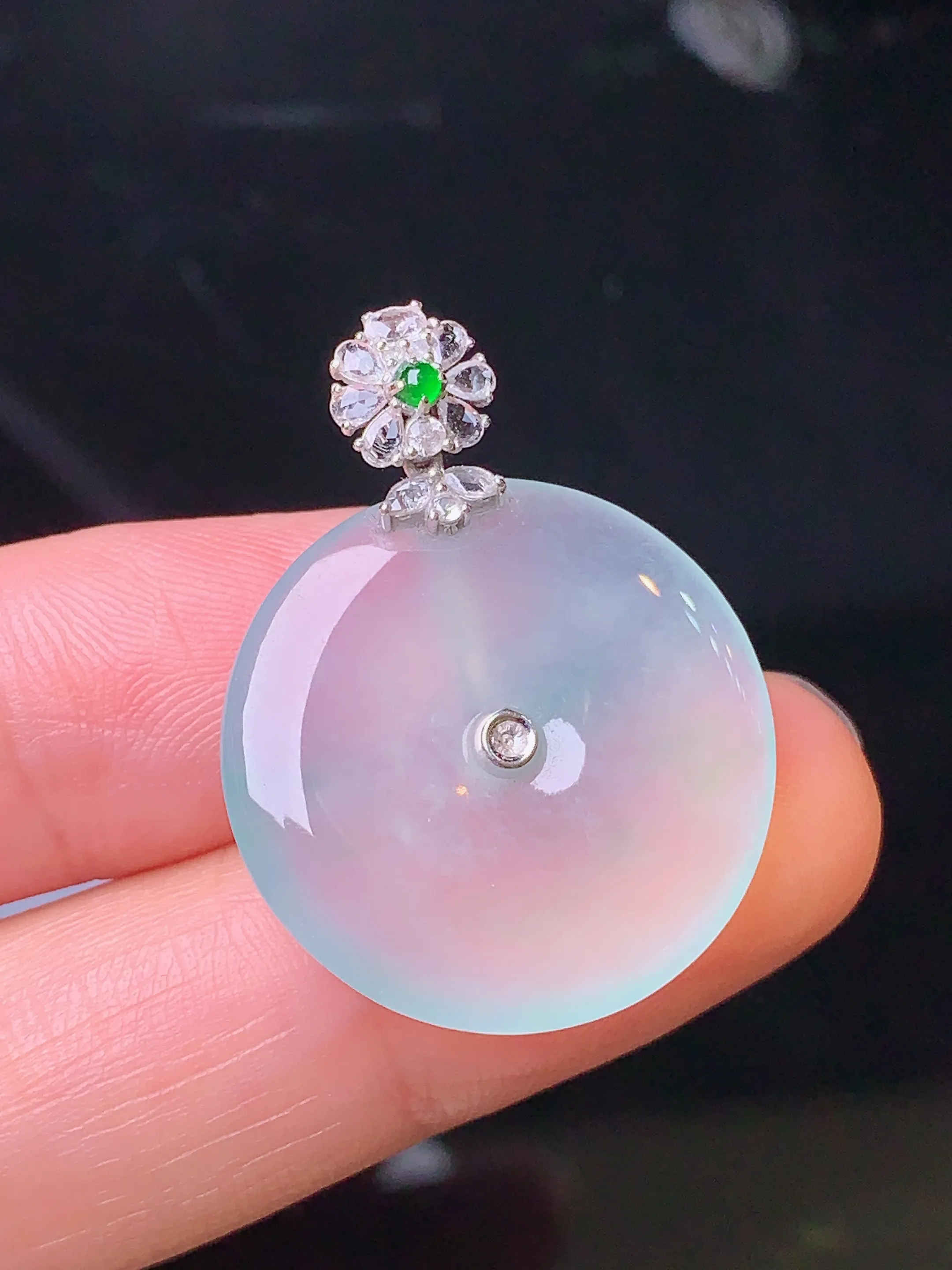 18k金钻镶嵌冰种平安扣吊坠 玉质细腻 色泽艳丽 整体尺寸29.7*22.7*4