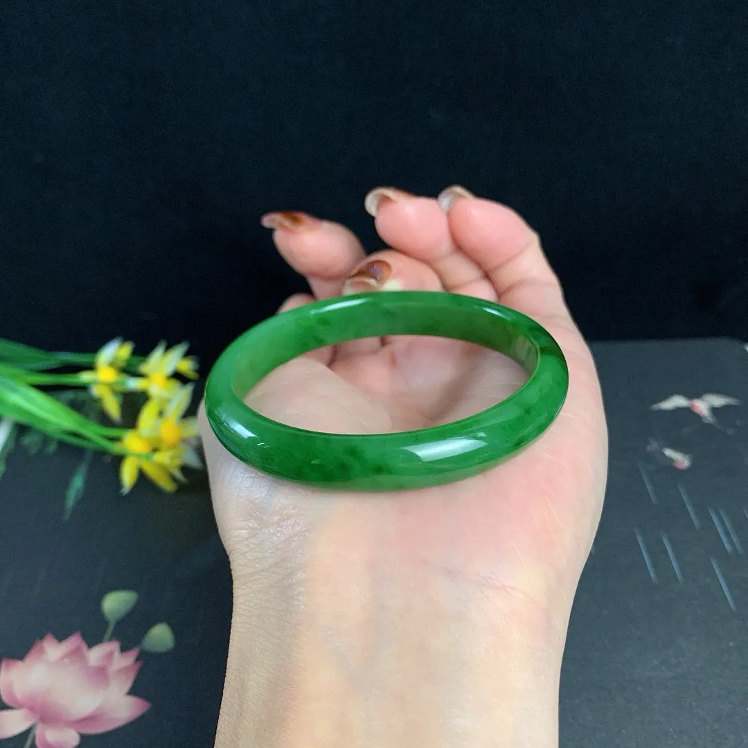 和田玉53.5圈口阳绿色碧玉手镯！红皮料，玉质细腻油润 底色纯净 无裂无棉 脂粉好，品质高