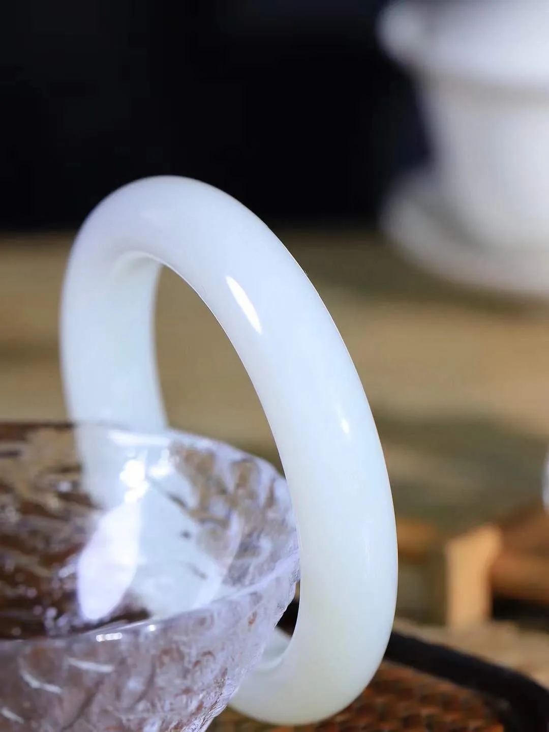 33666（一见倾心.手镯）

收藏级臻品️和田玉糖白玉手镯，玉质温润细腻 油性十足 手感舒适，高华雅逸，线条流畅，简约大气，美自天成，素雅高贵。佩戴于腕间，婉约之美，举手投足间透出那低调奢华。重74克  尺寸59-13.5-10.3mm FDA79110626