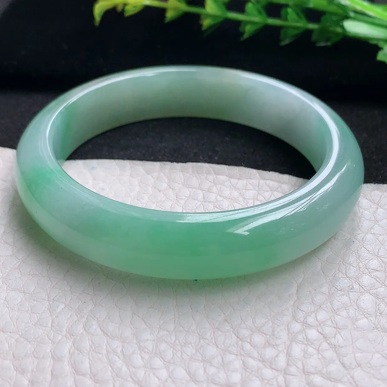 r自然光56*12.6*8.2平安镯 天然缅甸翡翠a货冰绿宽边玉手镯 玉手环