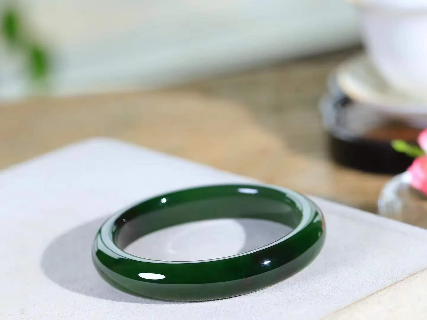 【碧波流转·手镯】

精品️和田玉碧玉手镯，玉质细腻温润，手感舒适，️线条流畅，简约大气，美