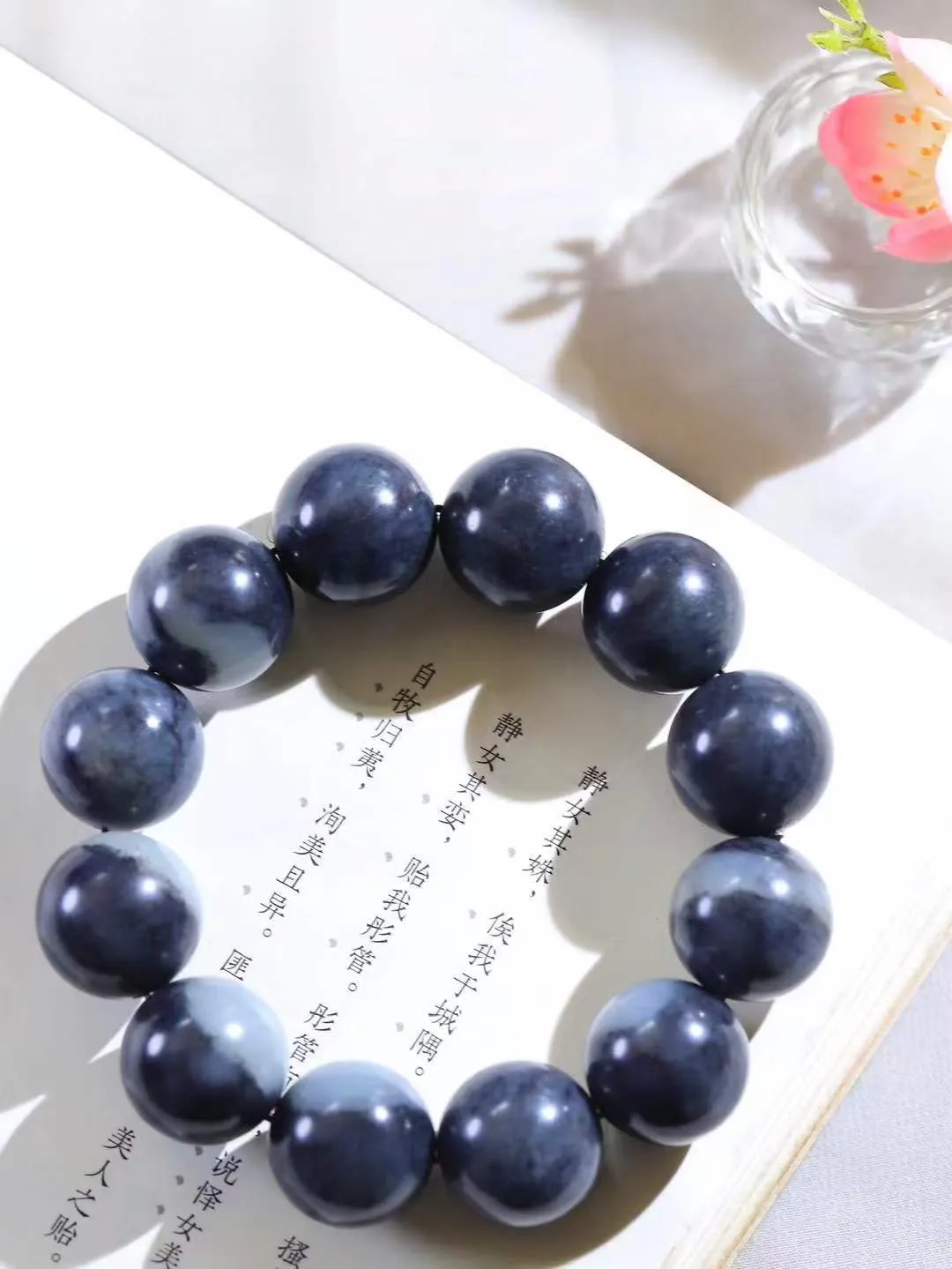 【籽.珠圆玉润.手串】

新疆和田青花籽料珠圆玉润手串 玉质温润细腻  整串打磨圆润，佩戴舒适。珠珠落玉盘，间关莺语花底滑，一生美好时光，无论身在何处，都有它相伴相守。事事顺遂，幸福美满，吉祥如意。重144克 尺寸取一20mm  FDA-221083033