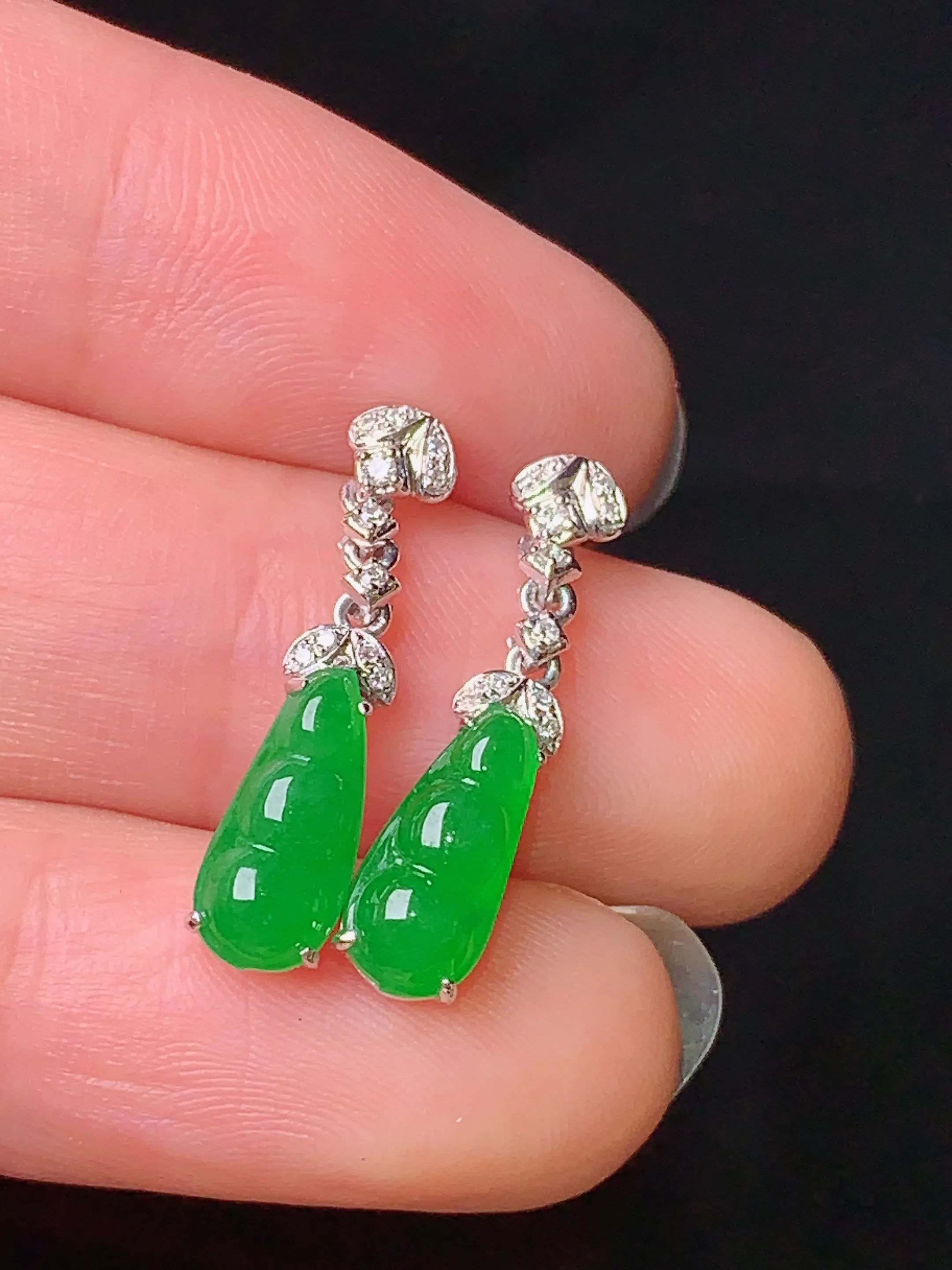 18k金钻镶嵌满绿四季豆耳坠 玉质细腻 色泽清新艳丽 整体尺寸22.2*5*4.3