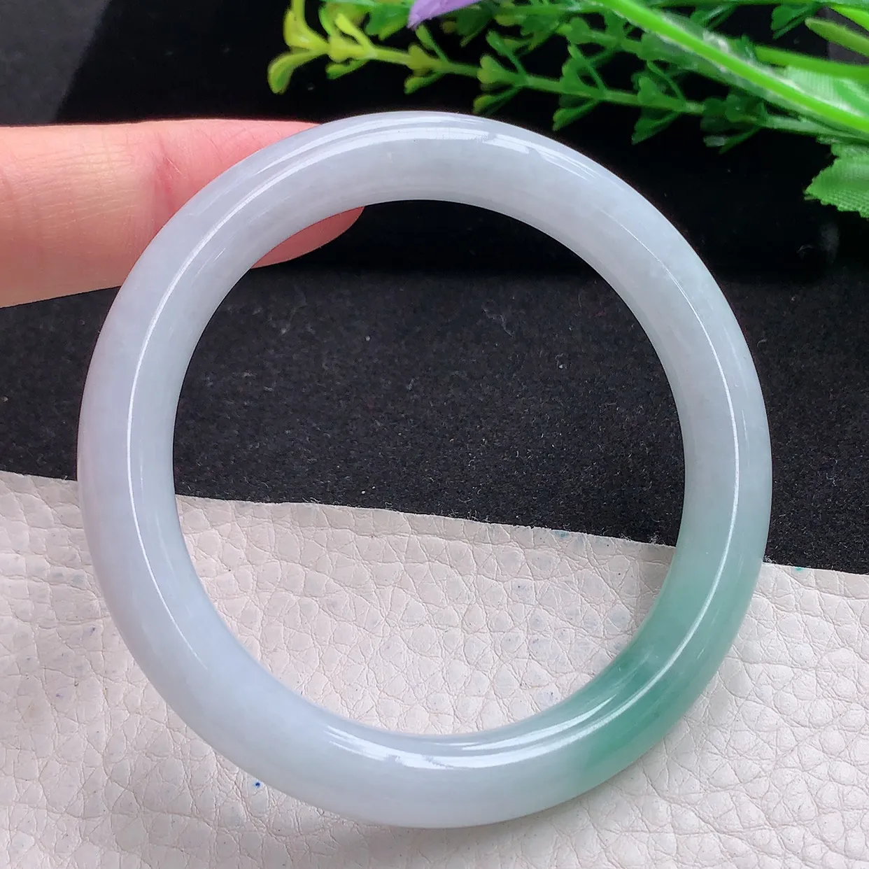 n自然光55*9美人镯 缅甸翡翠a货飘绿花清秀圆条玉手镯 玉手环