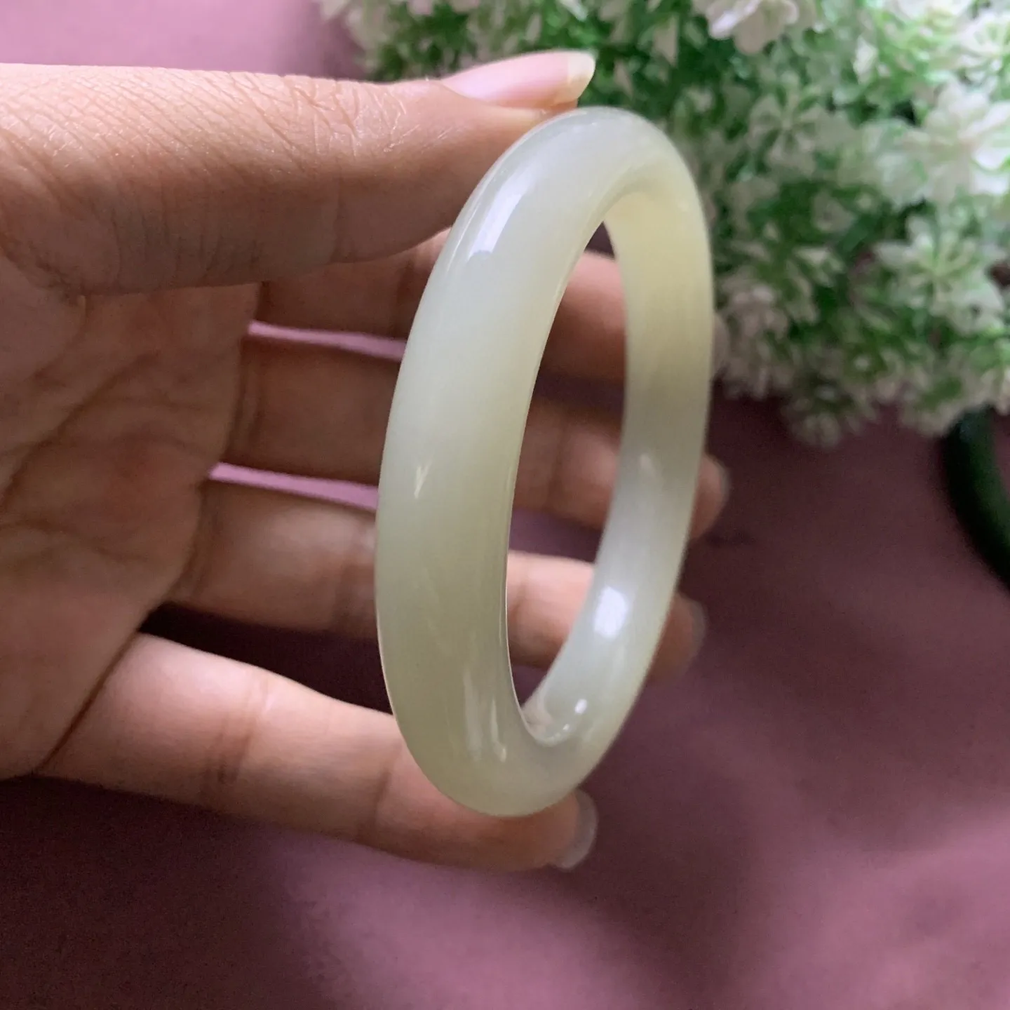 和田玉58.5圈口晴水色手镯，玉质细腻油润，密度紧凑，琢型圆润，高脂粉，品相大，佩戴端庄典雅