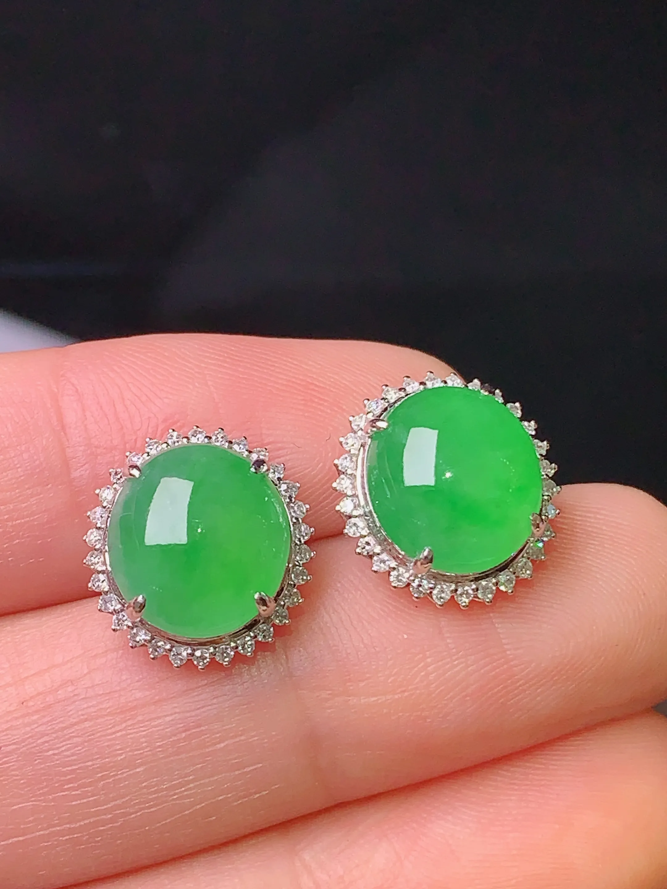 18k金钻镶嵌满绿蛋面耳钉 玉质细腻 色泽清新艳丽 整体尺寸13*12*7.5