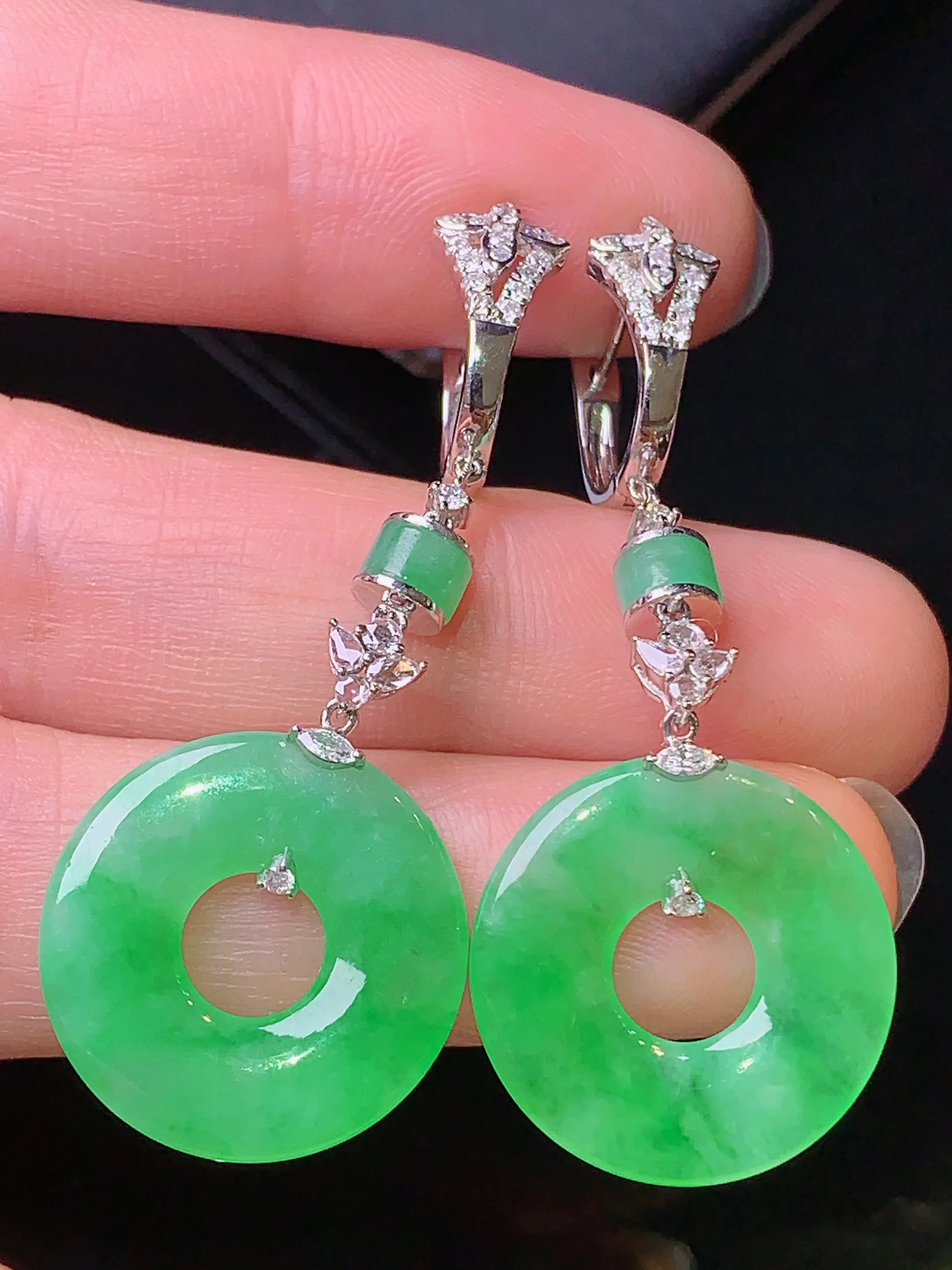 18k金钻镶嵌翠绿平安环耳坠 玉质细腻 色泽艳丽 整体尺寸46.6*18.3*2.5