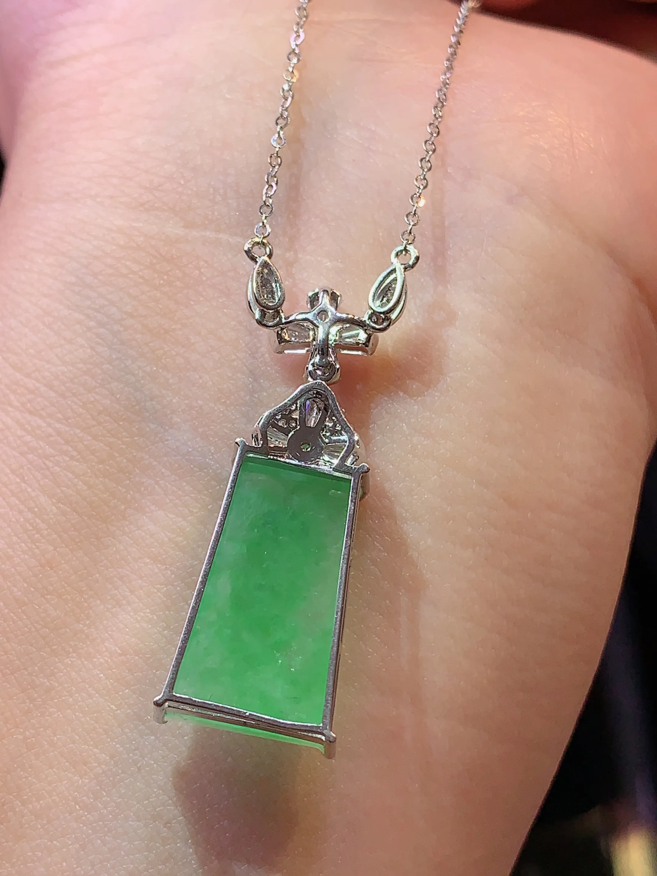 18k金钻镶嵌翠绿无事牌吊坠 玉质细腻 色泽艳丽 整体尺寸17.5*10.2*3.5