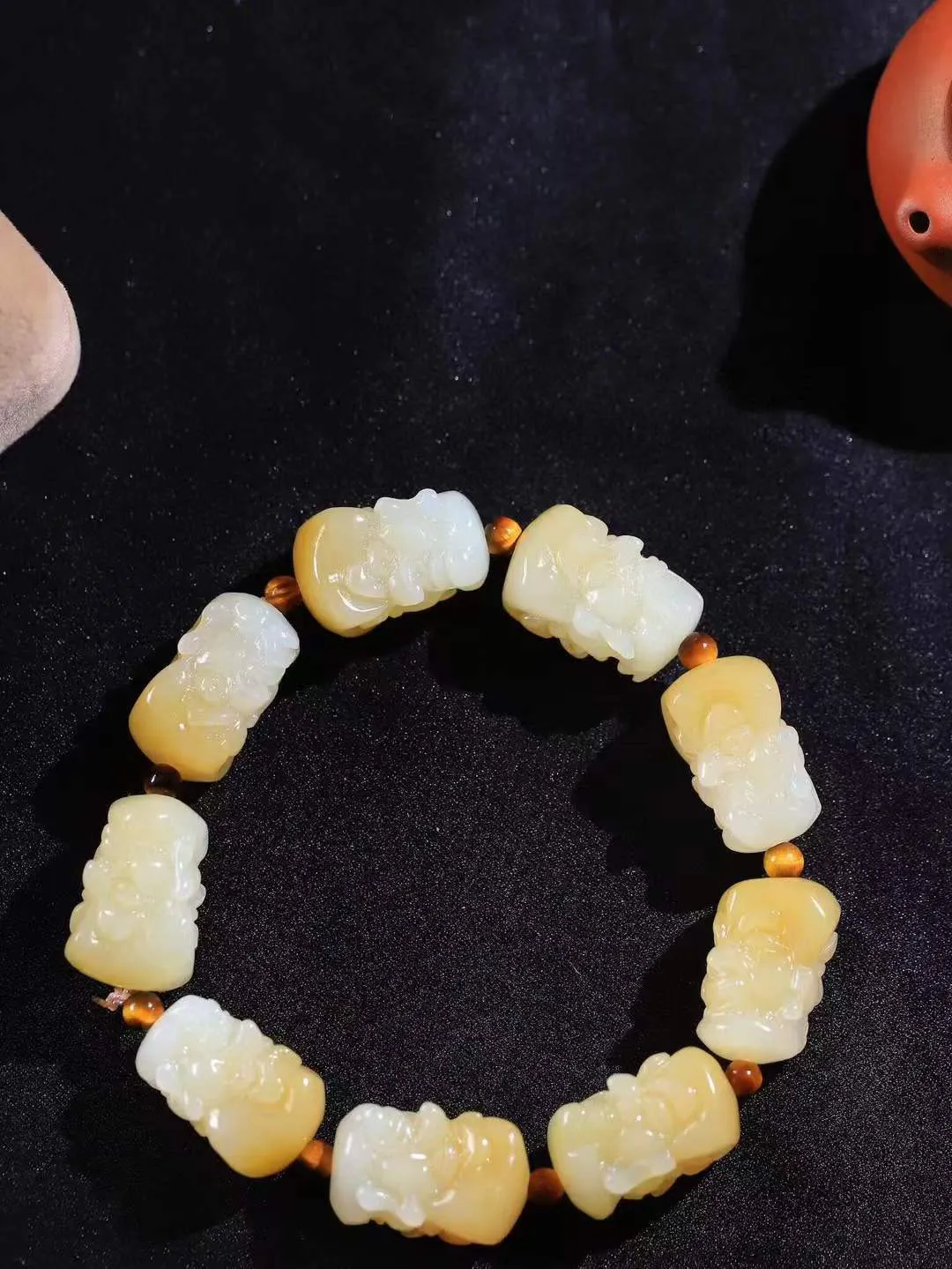 【十八罗汉.手串】

精品和田玉糖白玉罗汉手串，玉质温润细腻 油性十足 精工雕琢 整器雕工精细，刻画生动传神，纹路曲线流畅而富于变化，细致精密，即体现磅礴之势，又萦绕着佛家罗汉之佛禅之像。寓意天海无恙，国泰民安。重68.7克  尺寸22.5-16.5-17.2mm  FDL-781023055