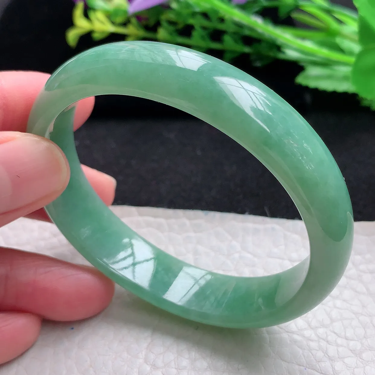n自然光55*49*14*6.8贵妃镯 天然翡翠a货满绿高雅蛋形宽边玉手镯 玉手环