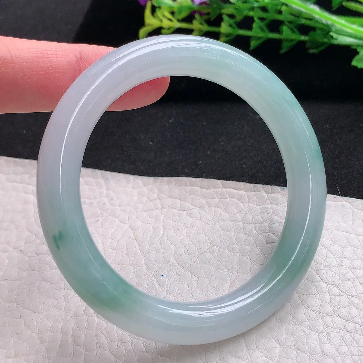 r自然光54.5*9.6美人镯 天然缅甸翡翠a货冰飘花圆条玉手镯 玉手环