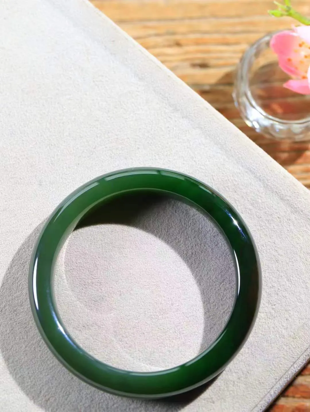 【悠悠芳华.镯】

精品和田玉碧玉手镯 玉质温润 青葱岁月，尽收腕中，婉转流畅，凝岁月悠长。盈一眸恬淡，挽一抹绿意。重51.7克 内径57.5mm尺寸11.6-8.2mm   86110651A