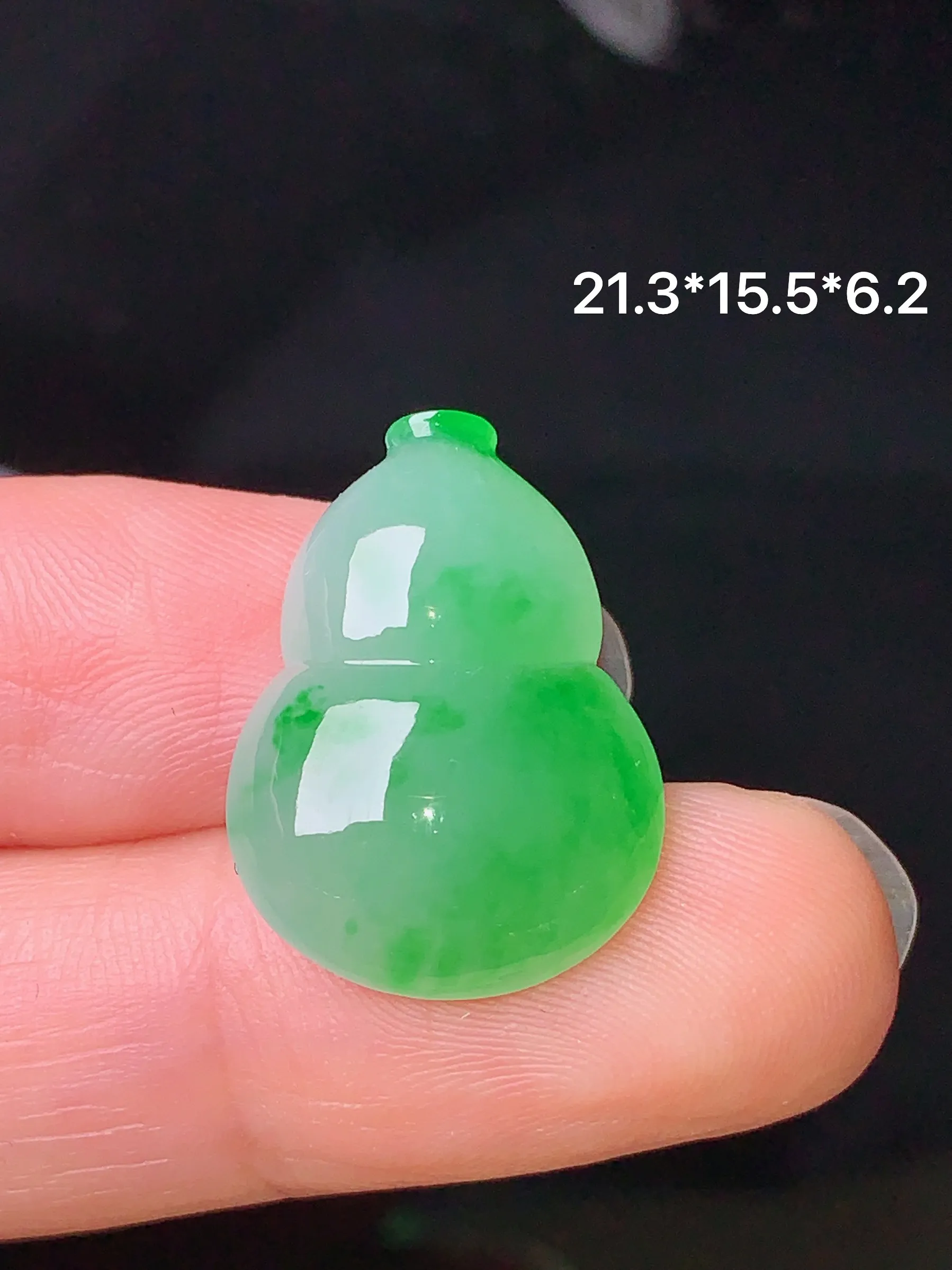 镶嵌款 翠绿葫芦吊坠 玉质细腻 色泽清新艳丽 整体尺寸21.3*15.5*6.2