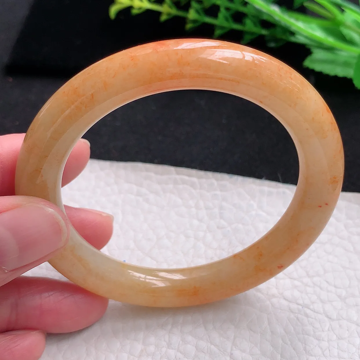 mq自然光56*10叮当镯 天然翡翠a货冰红翡圆条玉手镯 玉手环