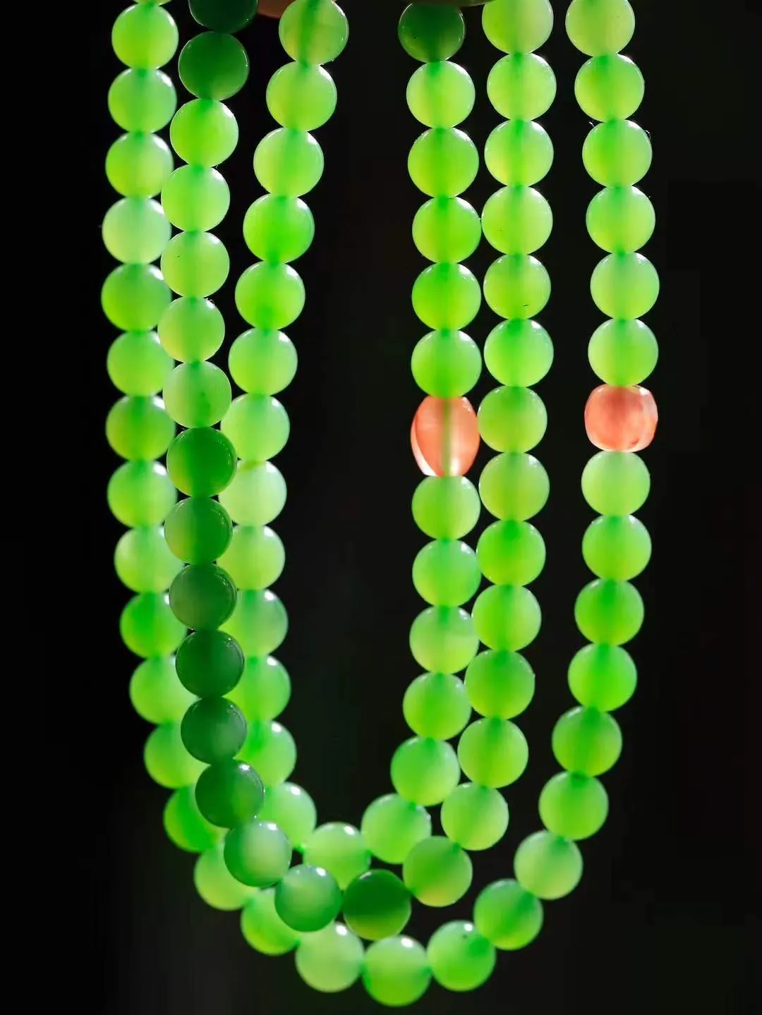 【珠圆玉润.项链】

精品和田玉碧玉珠圆玉润项链 玉质温润细腻  整串打磨圆润，佩戴舒适。珠珠落玉盘，间关莺语花底滑，一生美好时光，无论身在何处，都有它相伴相守。事事顺遂，幸福美满，吉祥如意。重42.3克 尺寸取一6.3mm  791073078A