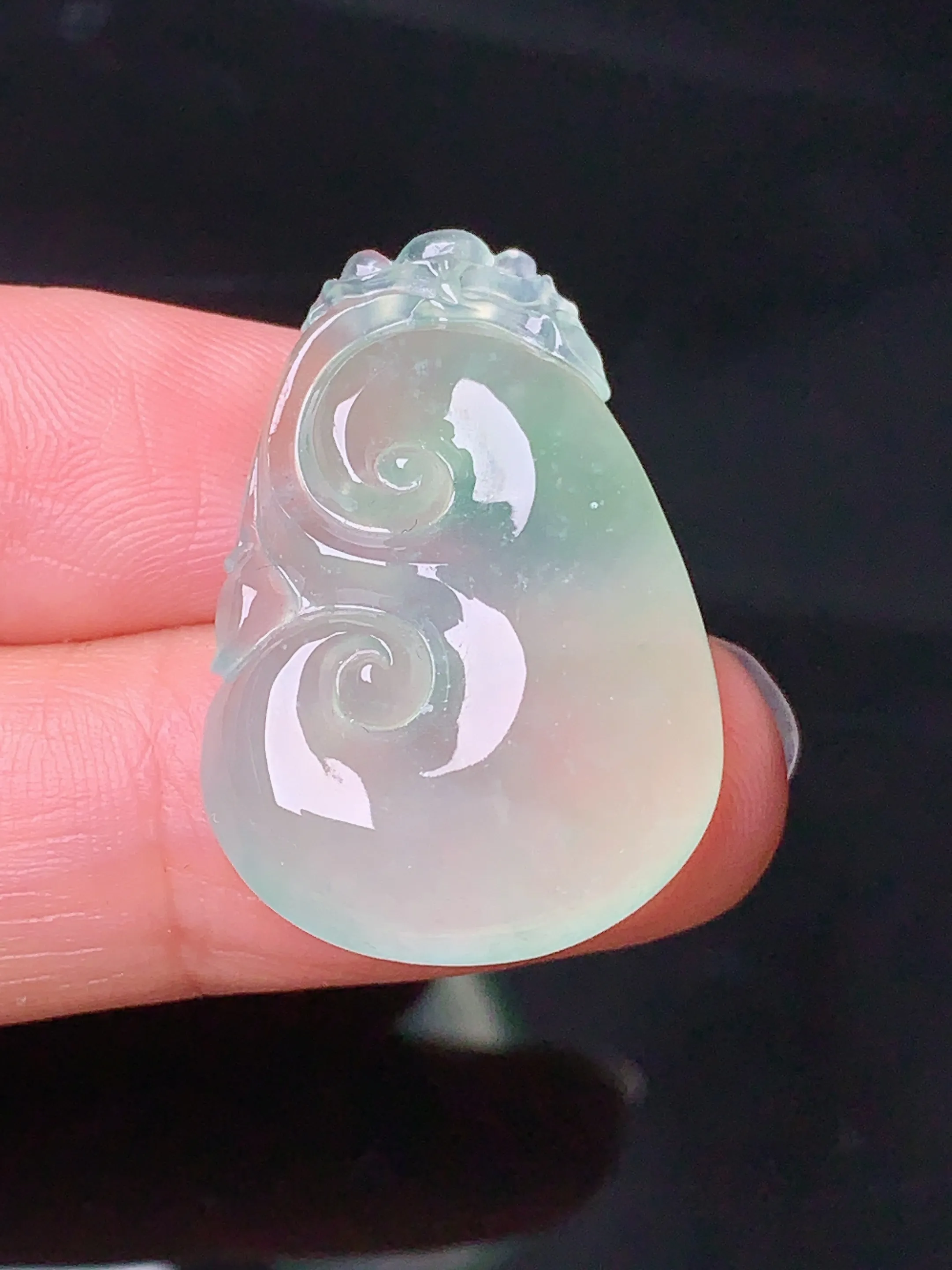 冰种如意吊坠 玉质细腻 色泽艳丽 整体尺寸29*19.7*5.5