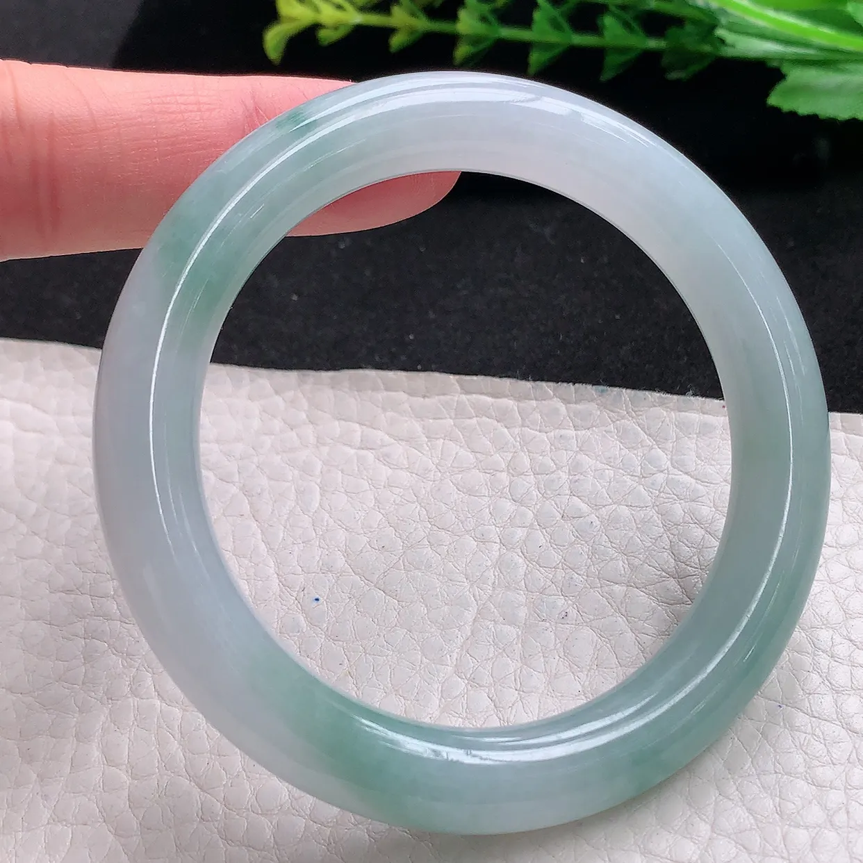 r自然光54.5*9.6美人镯 天然缅甸翡翠a货冰飘花圆条玉手镯 玉手环