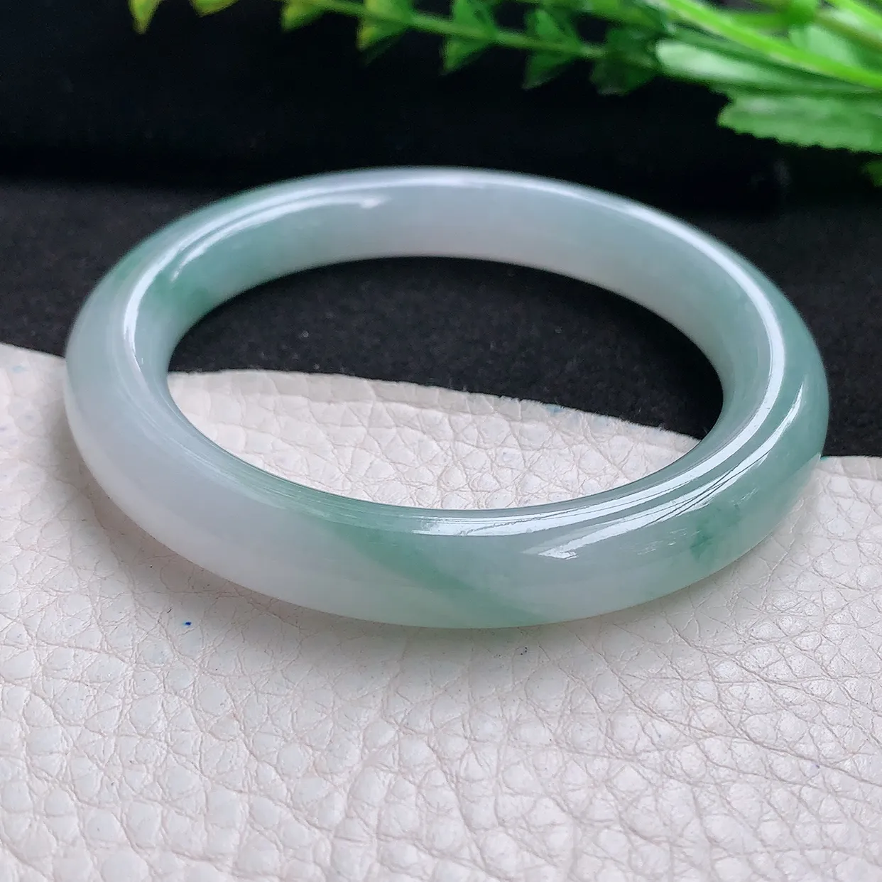 r自然光54.5*9.6美人镯 天然缅甸翡翠a货冰飘花圆条玉手镯 玉手环